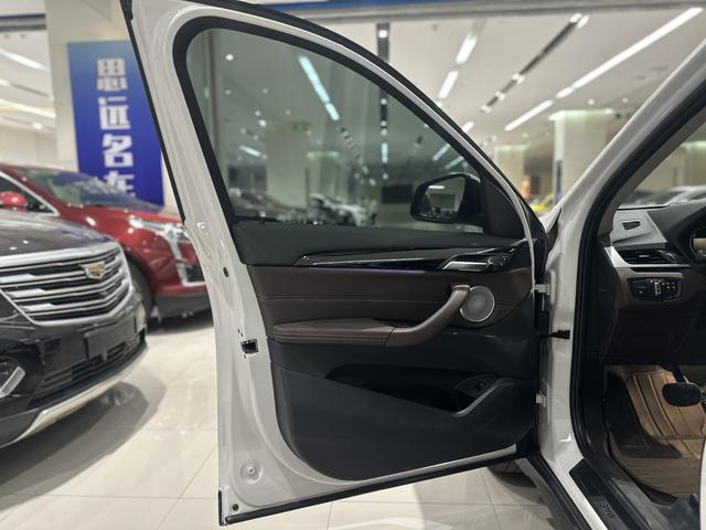 BMW X7 M60i 2022 car image #6