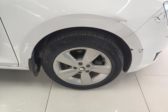 Skoda Rapid 2017 car image #6