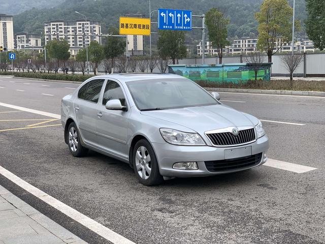 Skoda Octavia 2011 car image #6