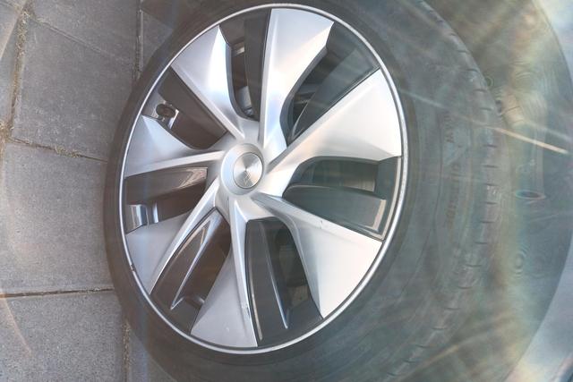 Tesla Model Y 2023 car image #6