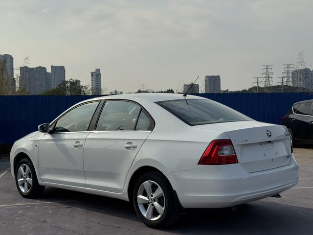 Skoda Rapid 2015 car image #6
