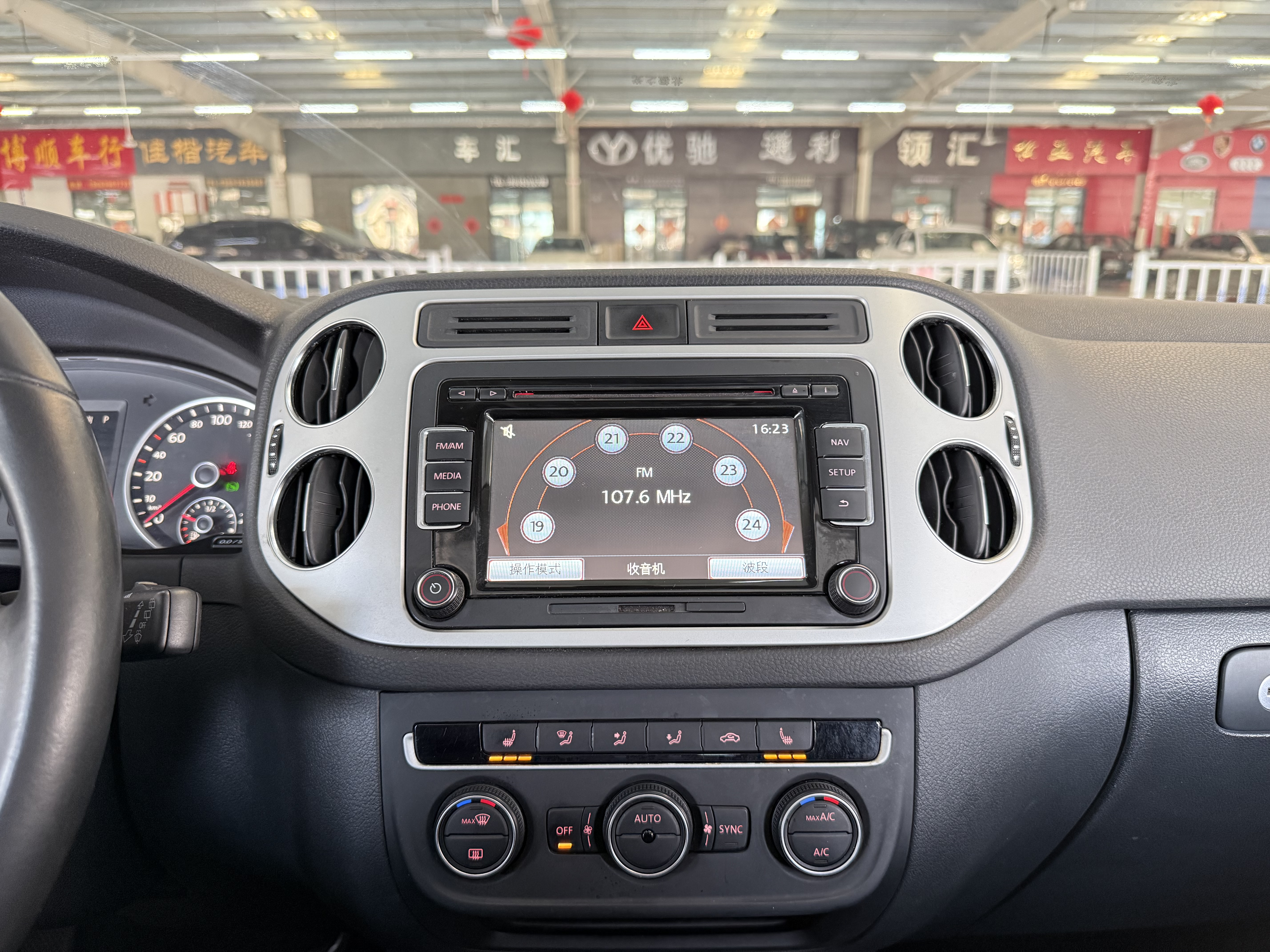 Volkswagen Tiguan 2016 car image #6