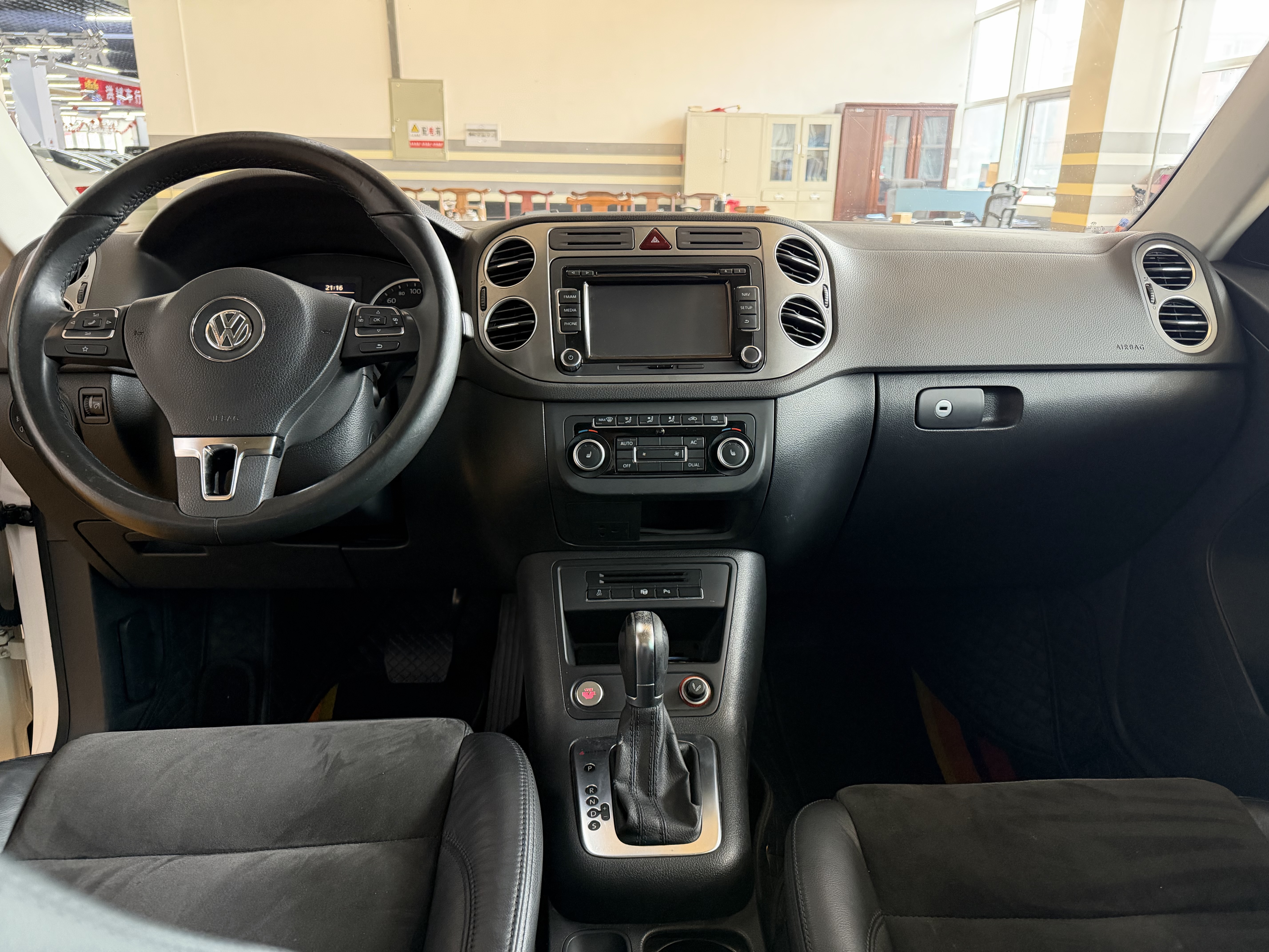 Volkswagen Tiguan 2012 immagine di auto #6