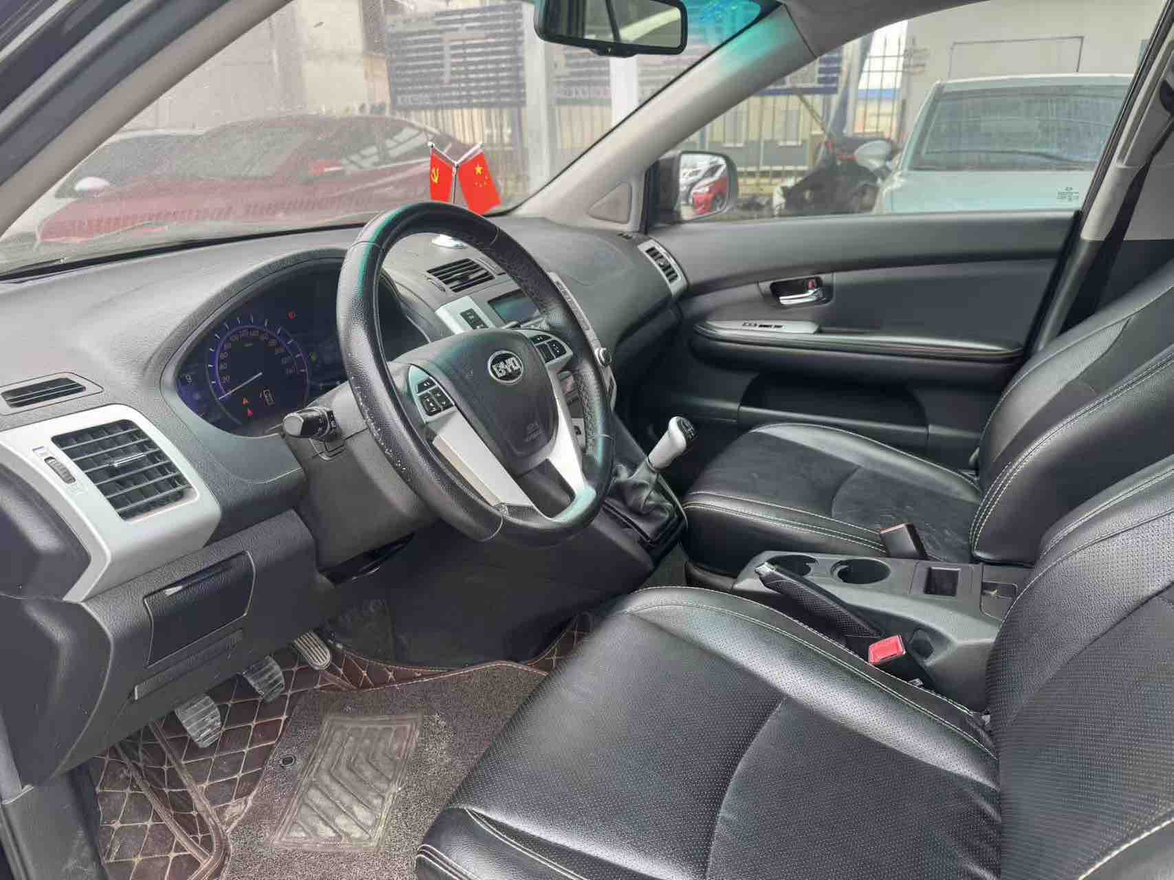 BYD M6 2013 car image #6