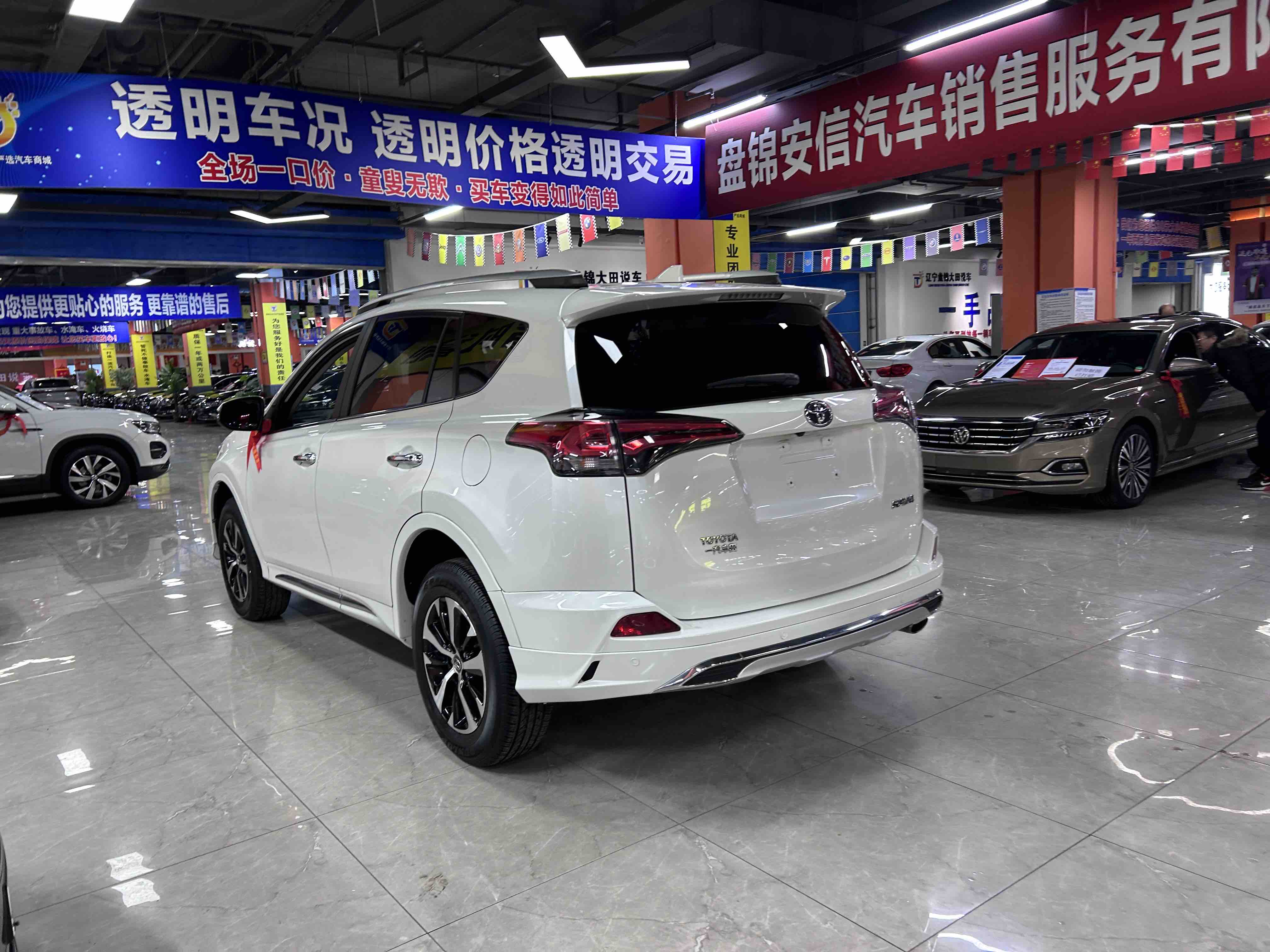 Toyota RAV4 2017 car image #6