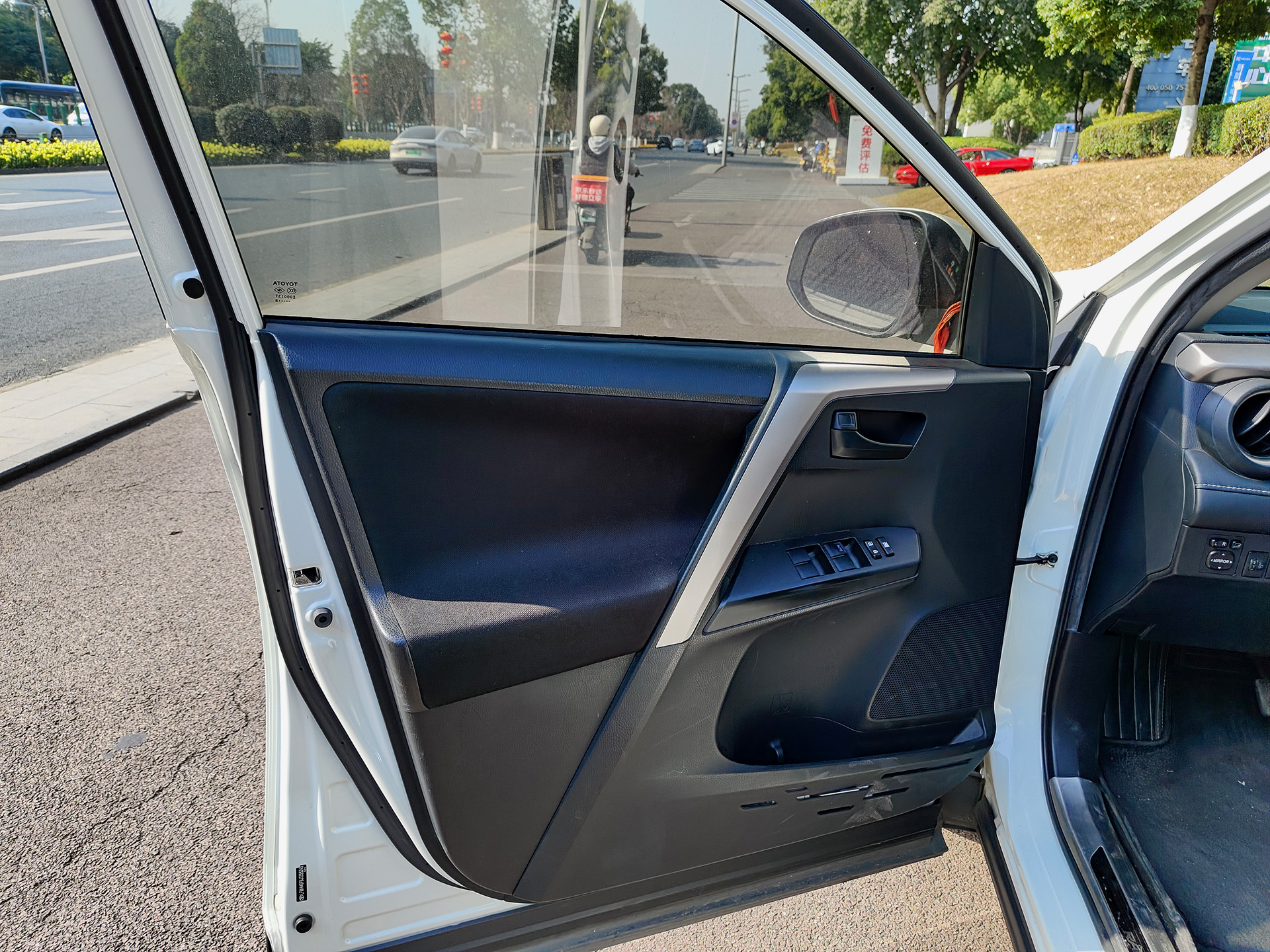 Toyota RAV4 2018 изображение автомобиля #6