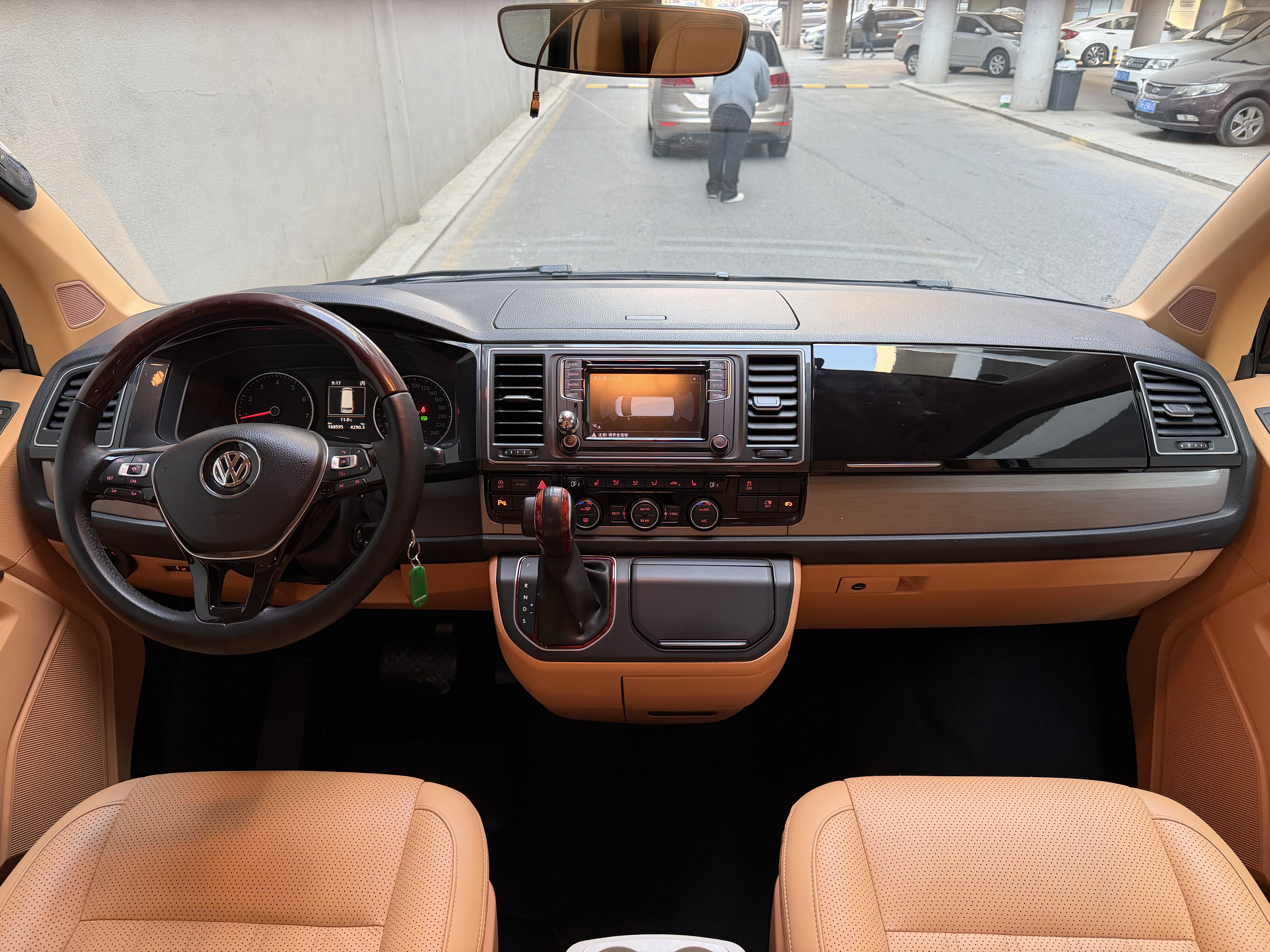 Volkswagen Caravelle 2016 car image #6