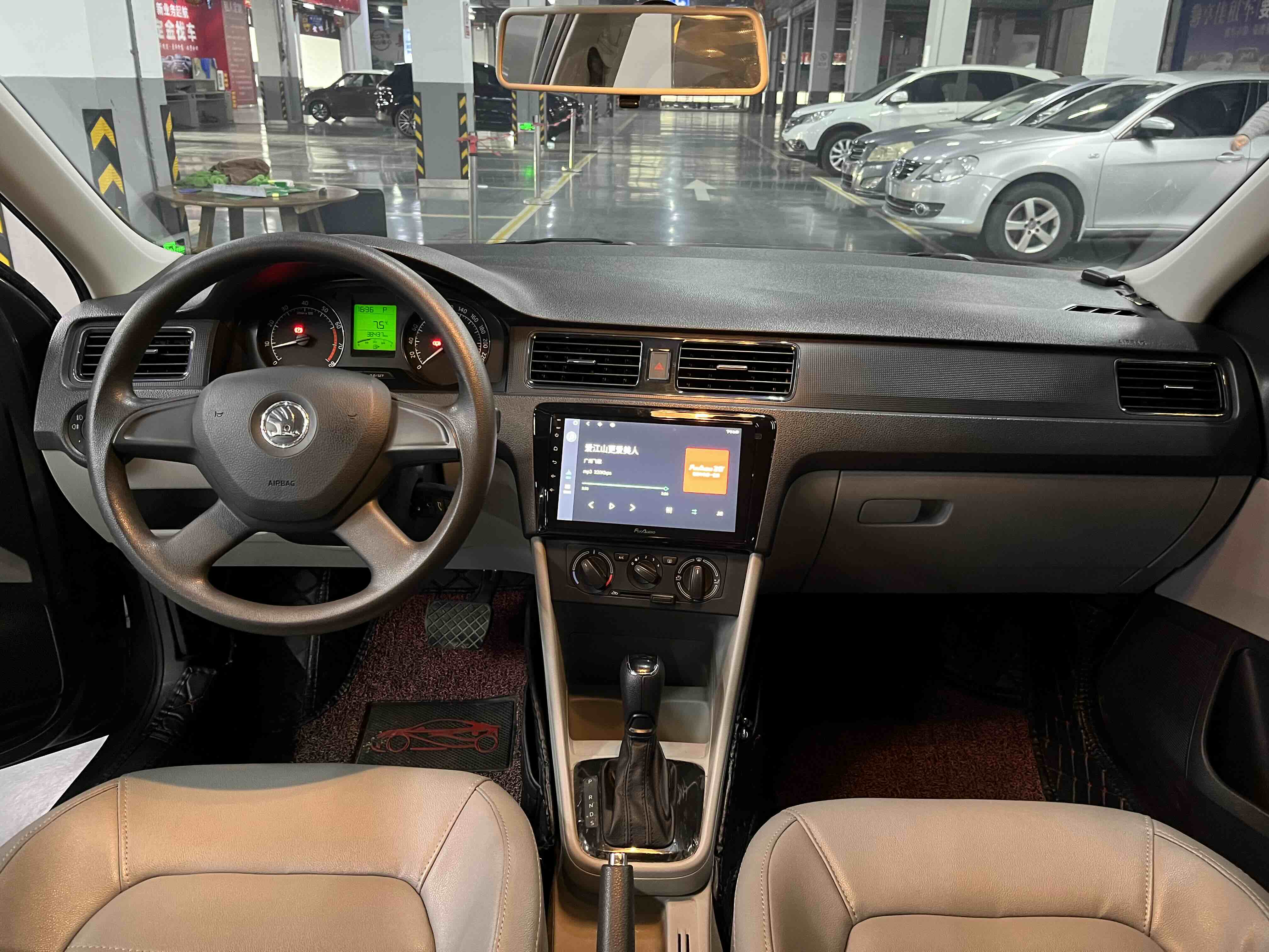 Skoda Rapid 2014 car image #6