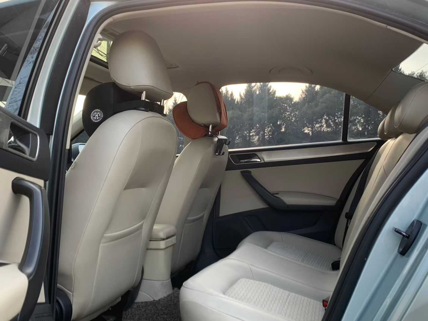 Skoda Rapid 2014 car image #6