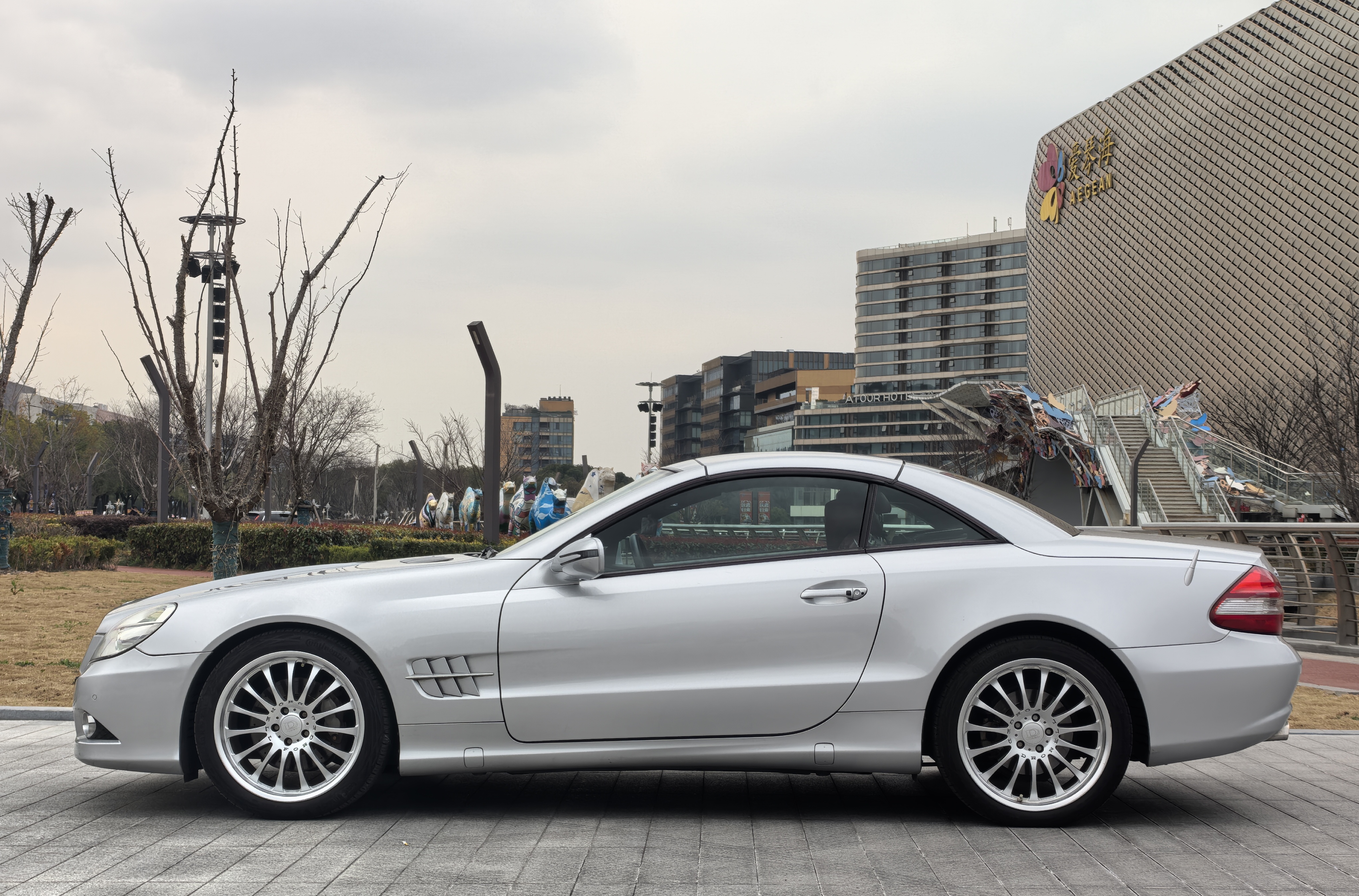 Mercedes-Benz SL Class 2010 car image #6