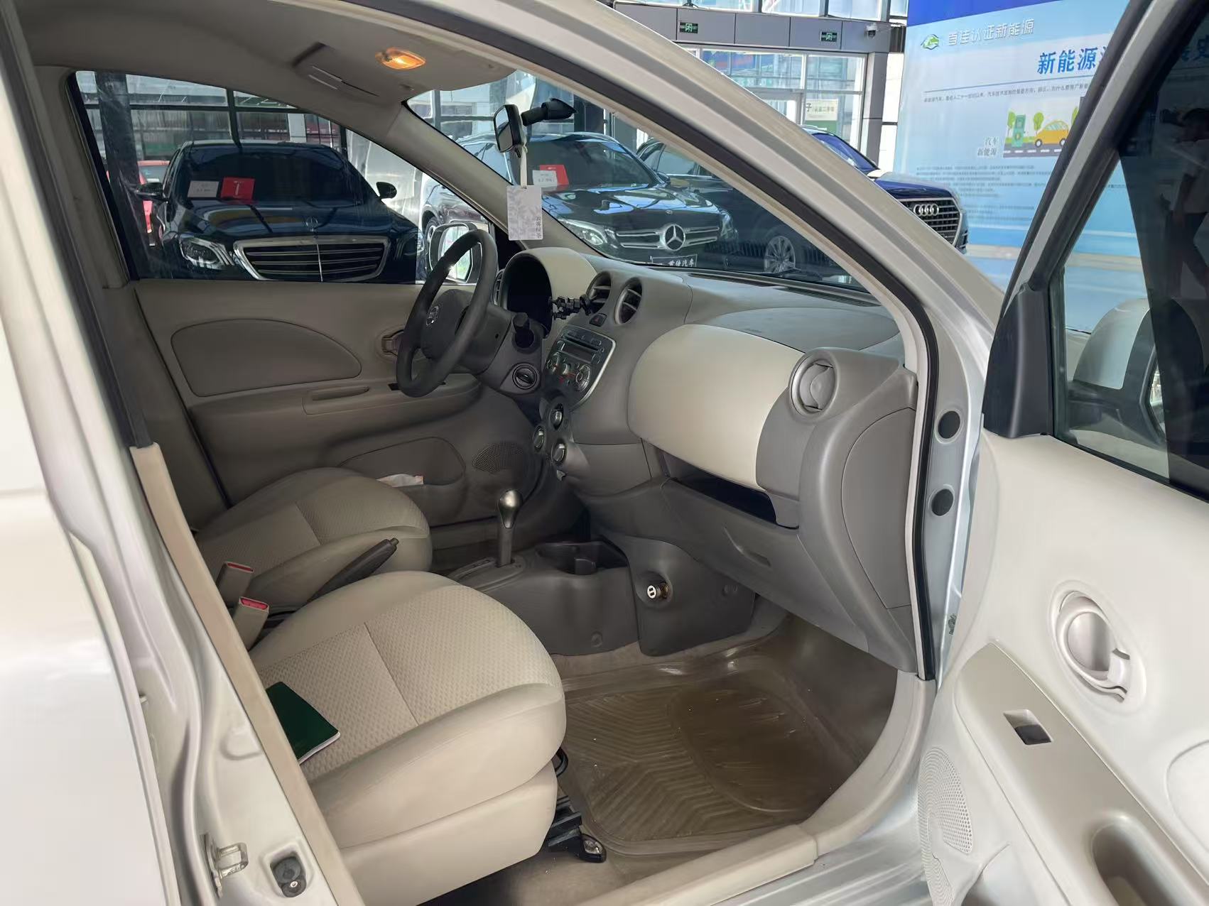 Nissan March 2012 immagine di auto #6