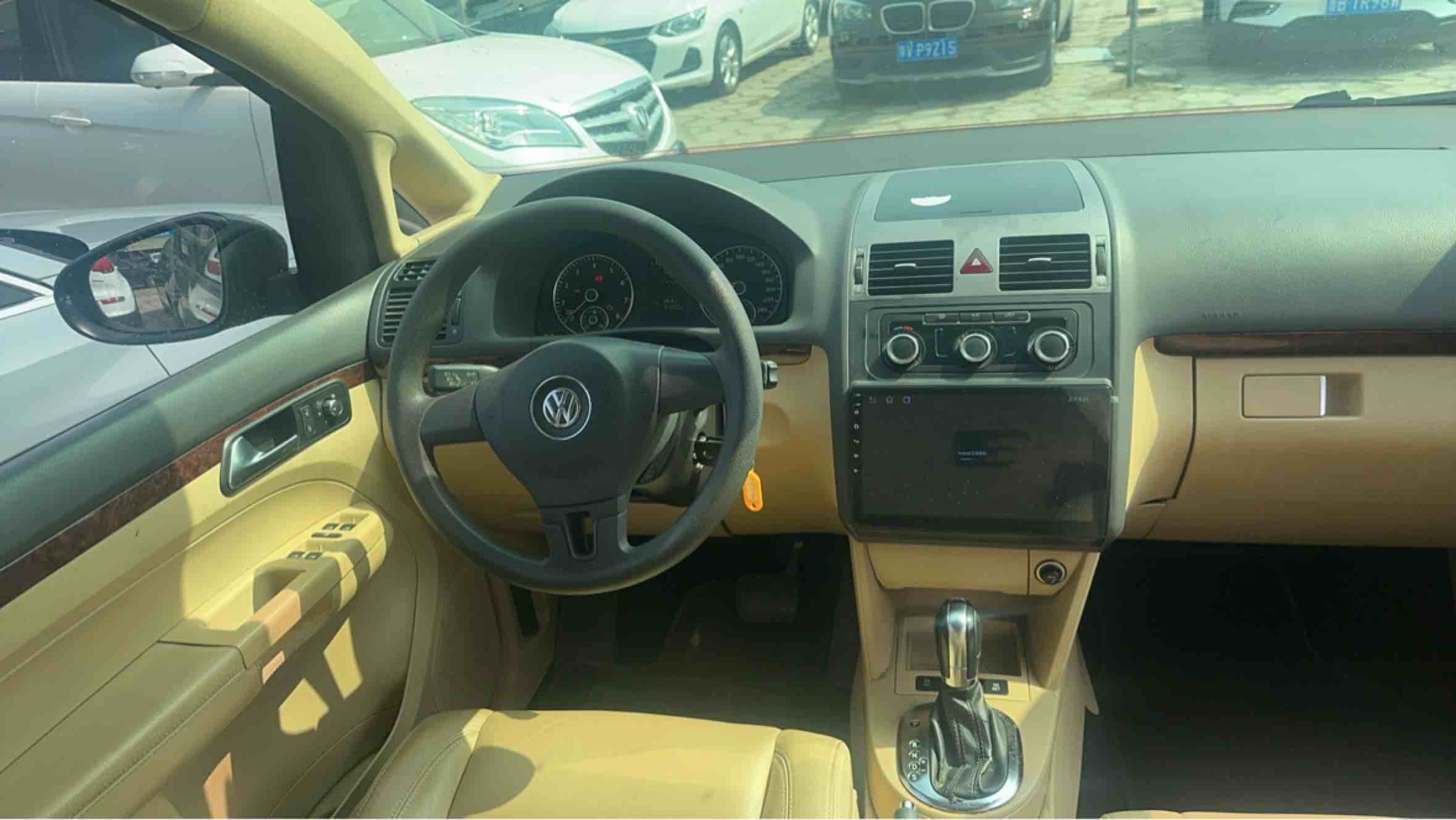 Volkswagen Touran 2013 car image #6