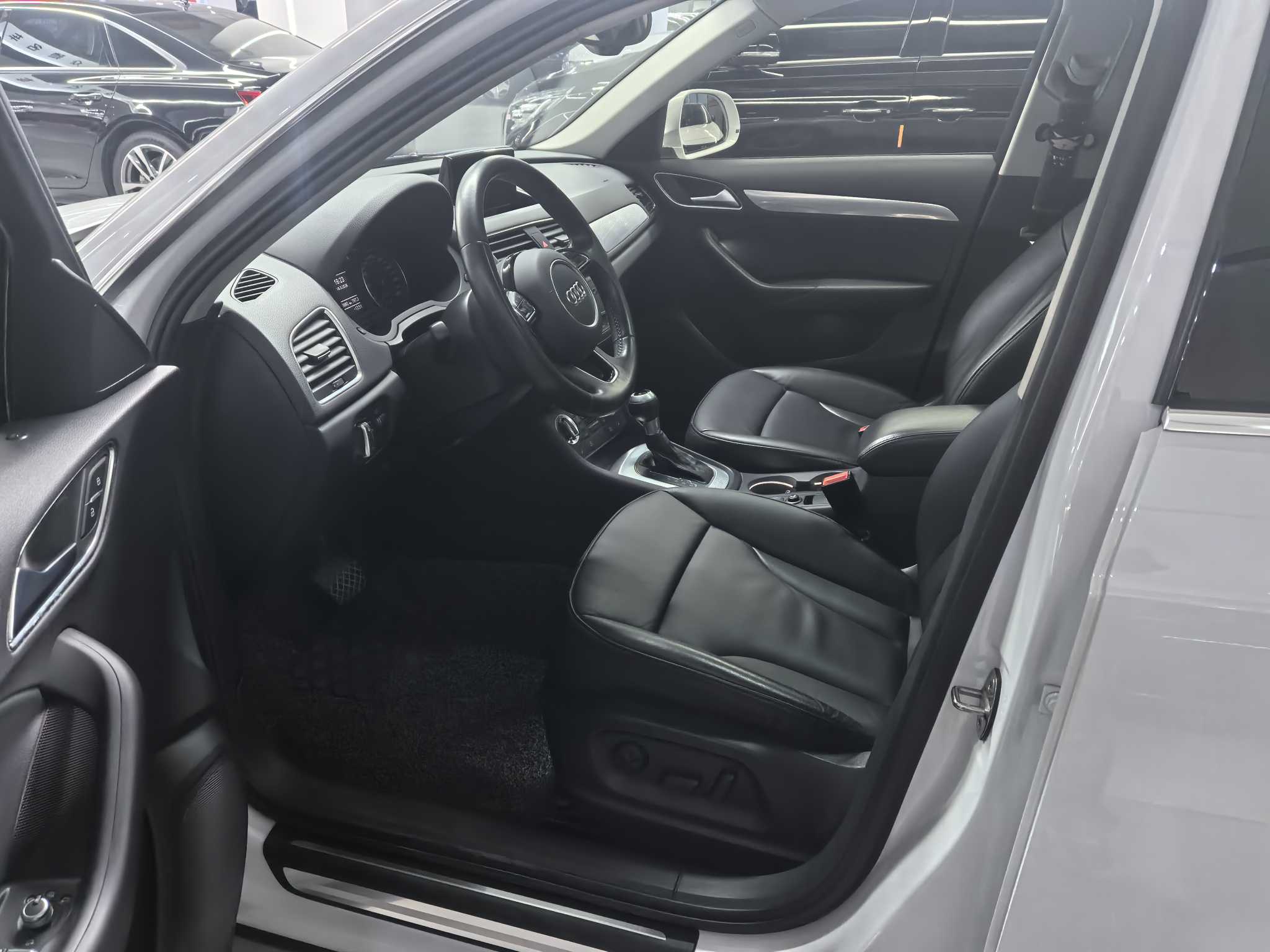 Audi Q3 2015 car image #6