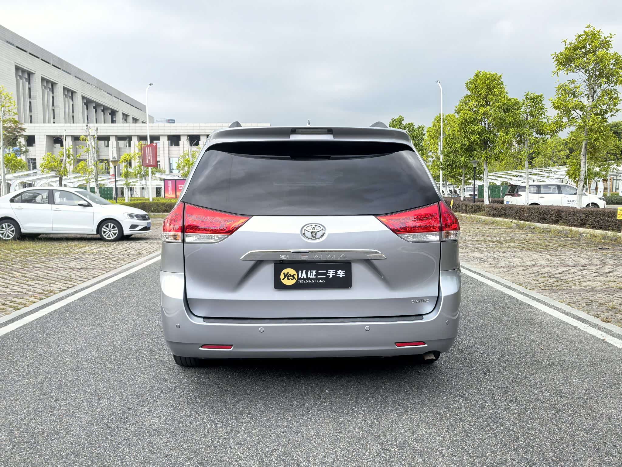 Toyota SIENNA 2011 car image #6