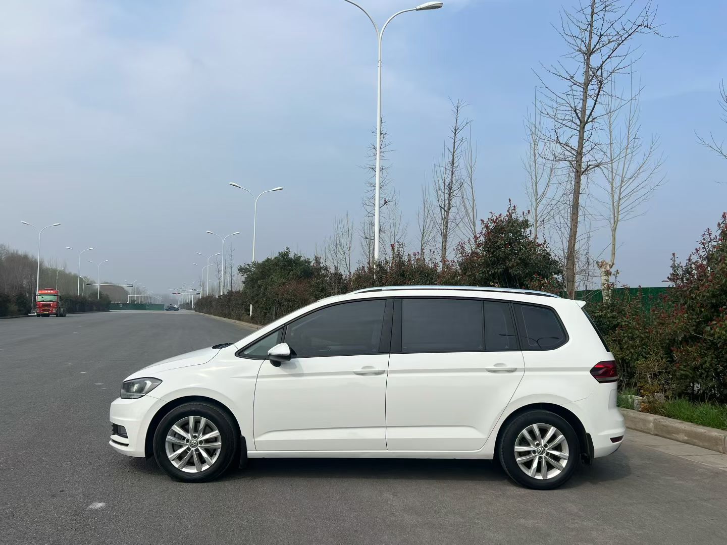 Volkswagen Touran 2018 car image #6
