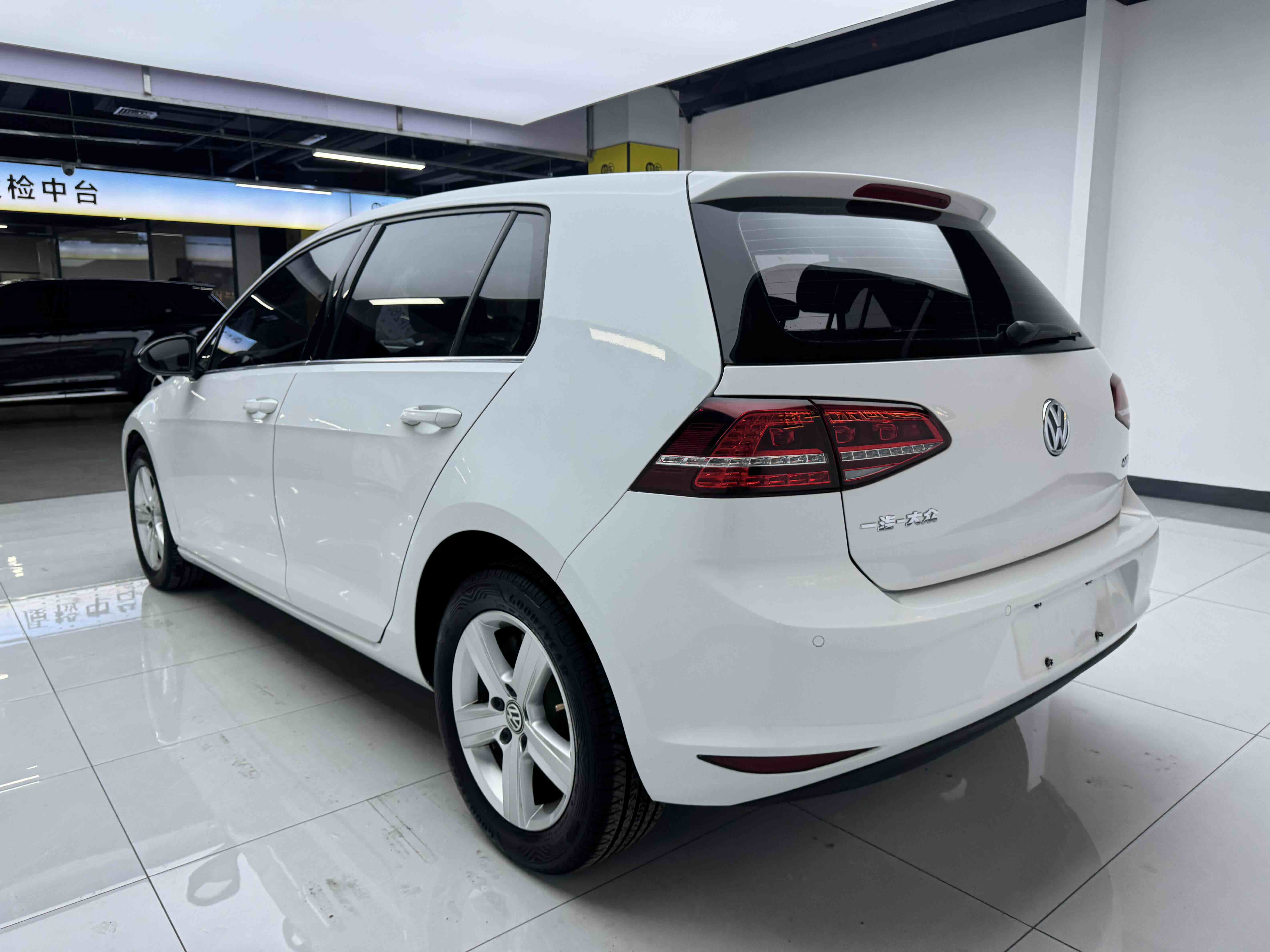 Volkswagen Golf 2018 car image #6
