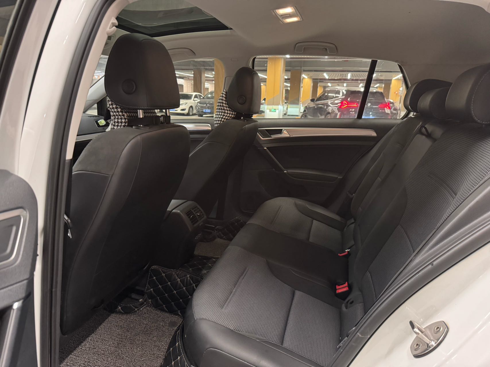 Volkswagen Golf 2019 car image #6