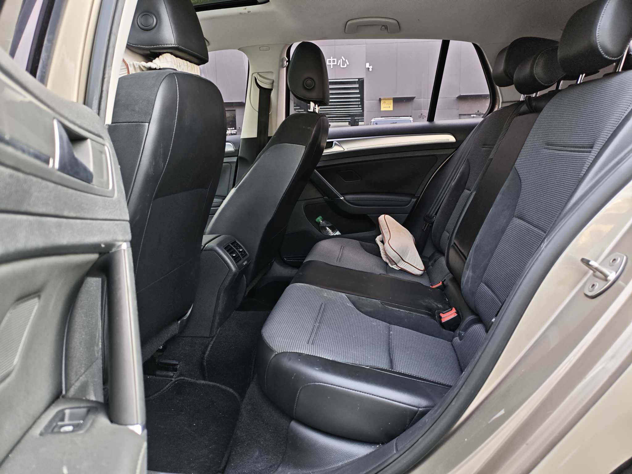 Volkswagen Golf 2018 car image #6