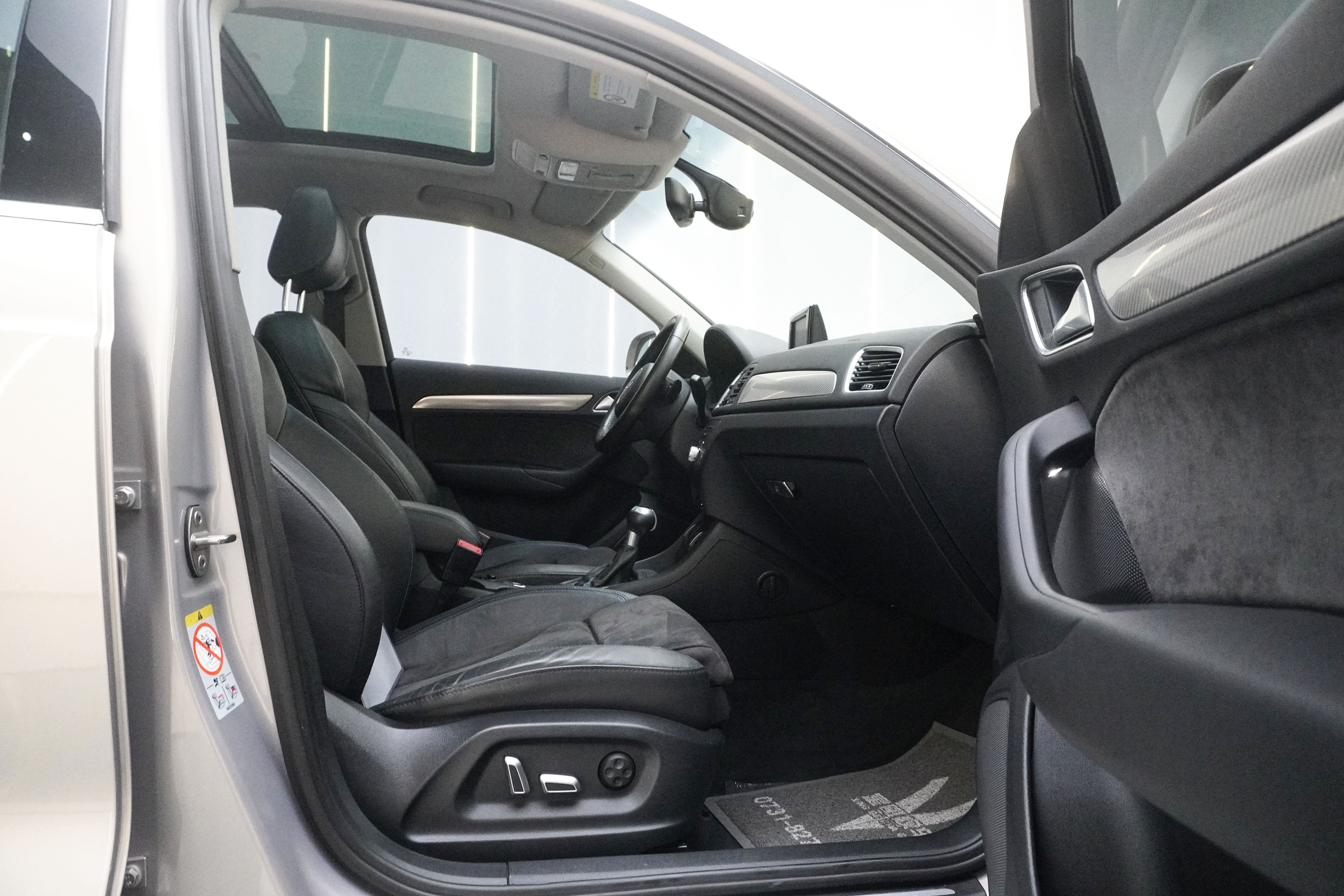 Audi Q3 2018 car image #6