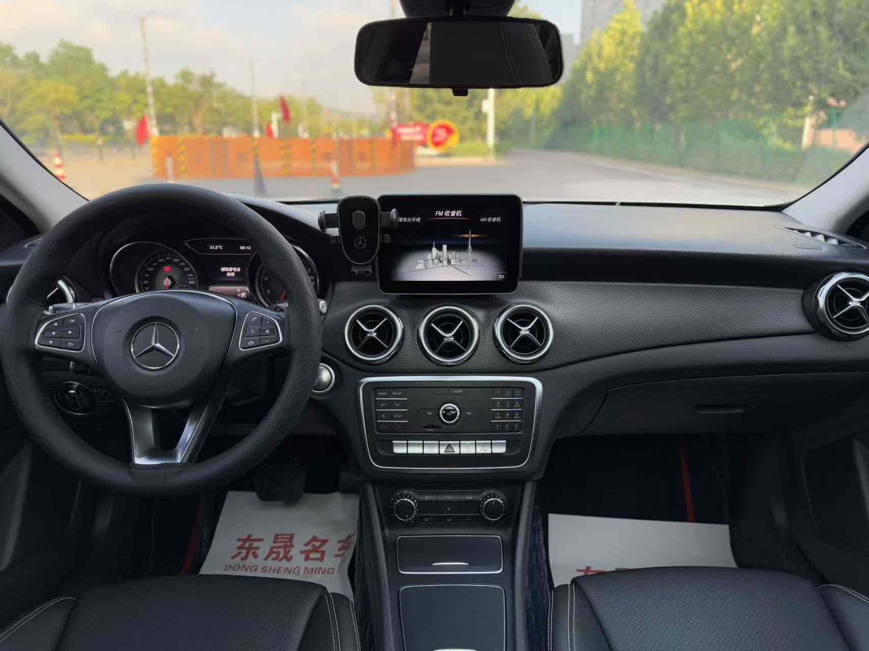 Mercedes-Benz GLA Class 2018 immagine di auto #6