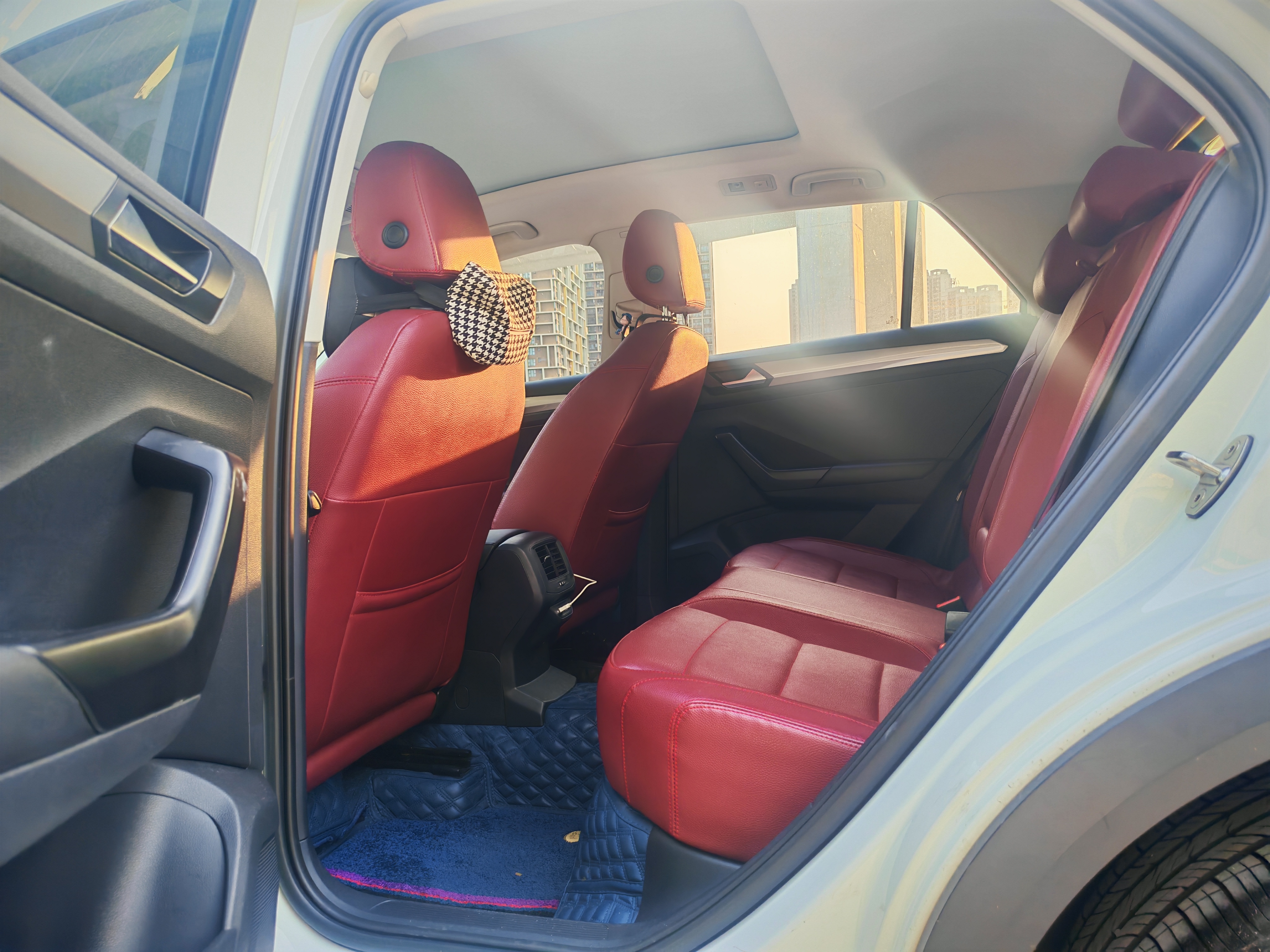 Volkswagen T-Roc 2019 car image #6