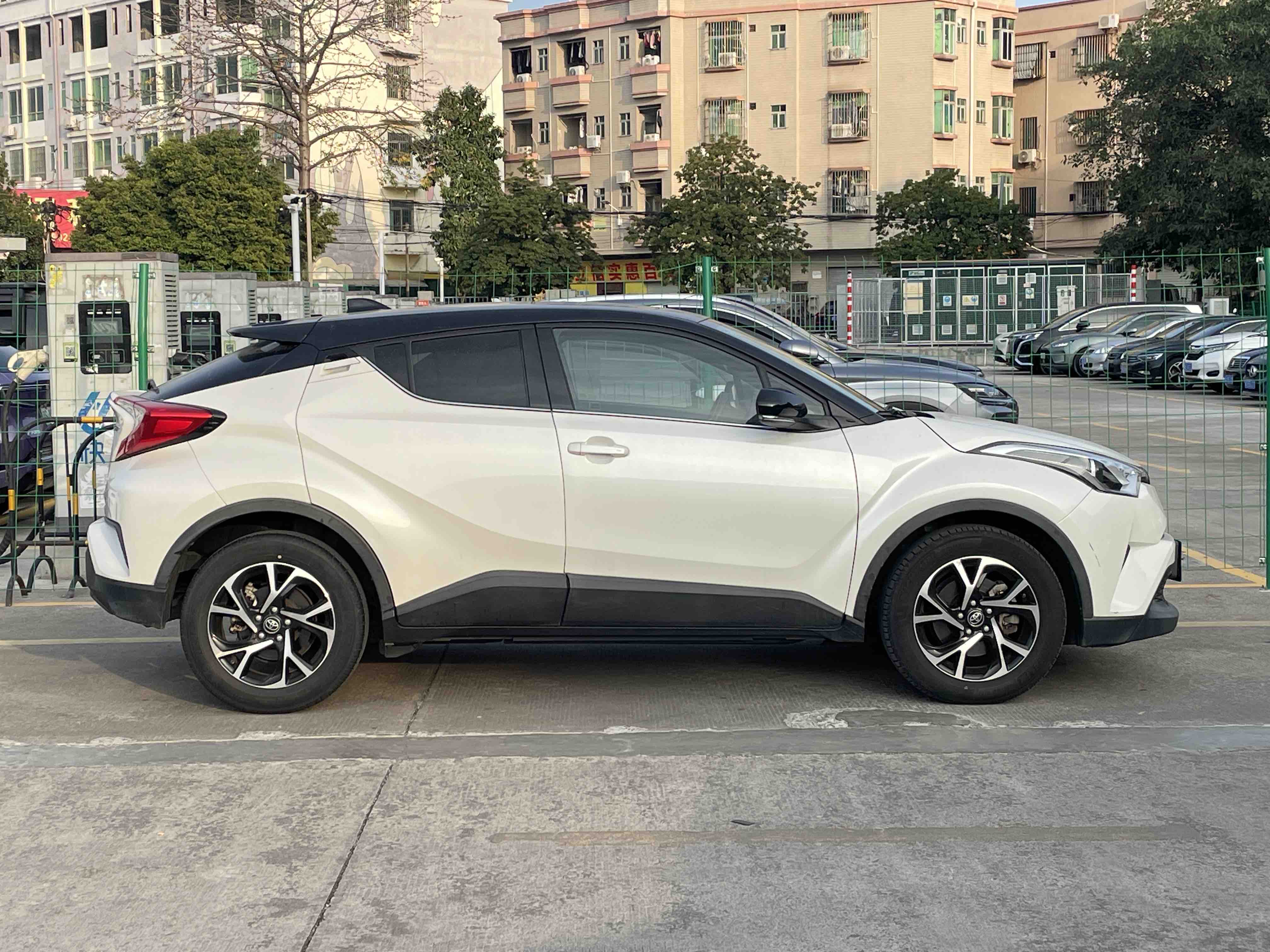Toyota C-HR 2019 car image #6