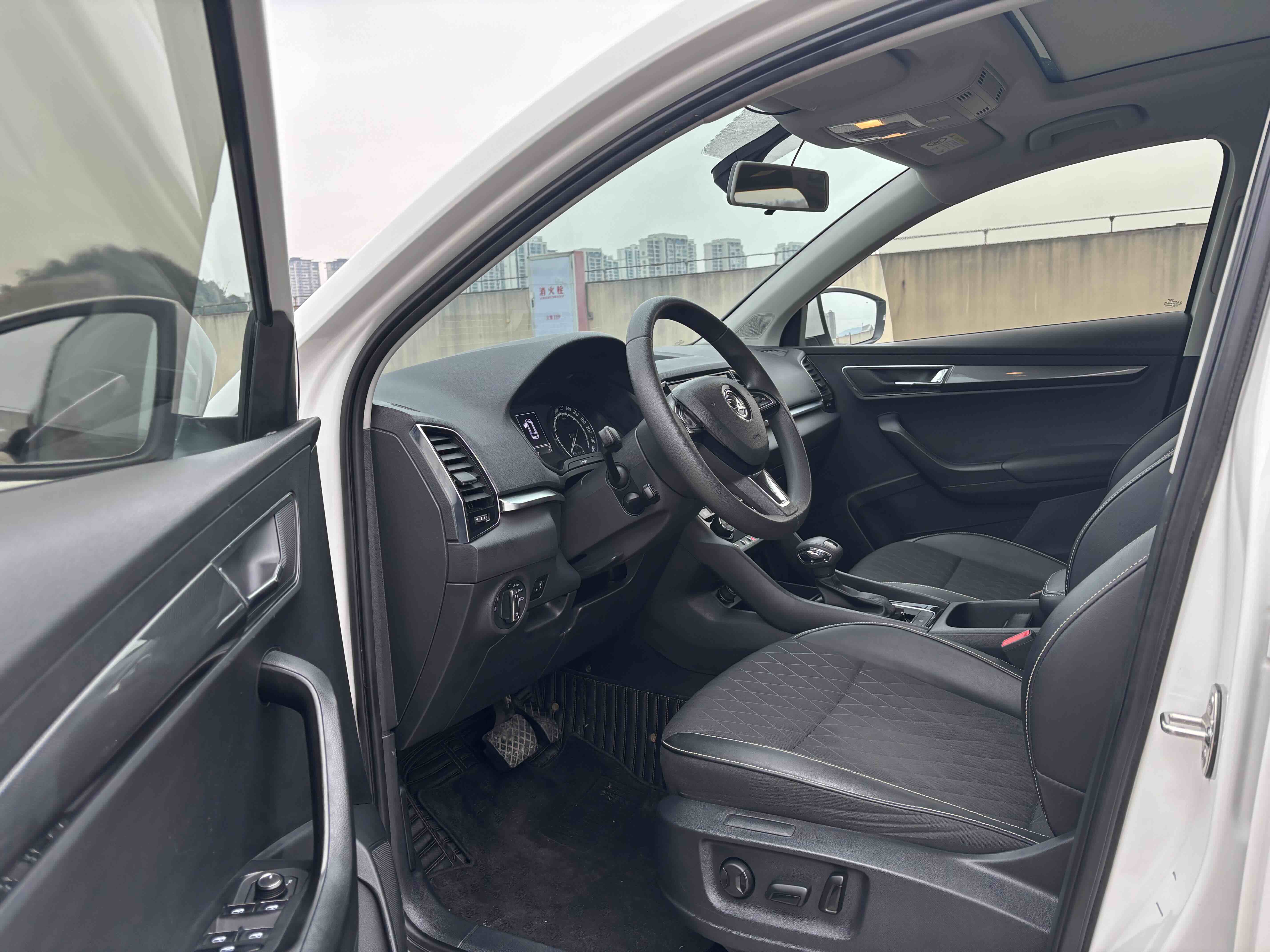 Skoda Karoq 2020 car image #6