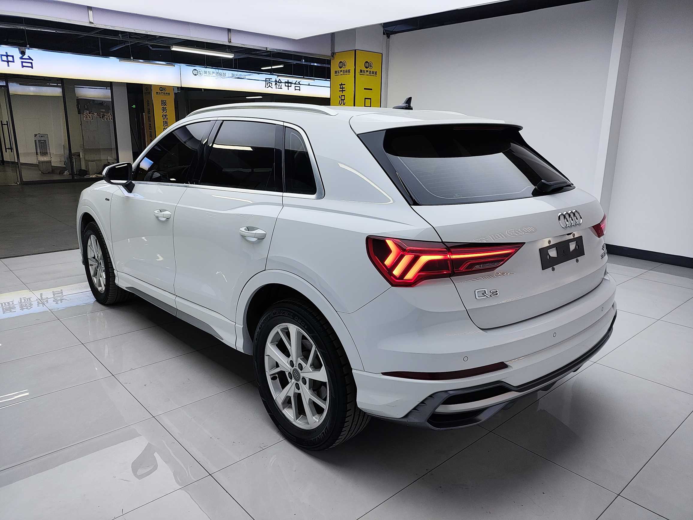 Audi Q3 2020 car image #6