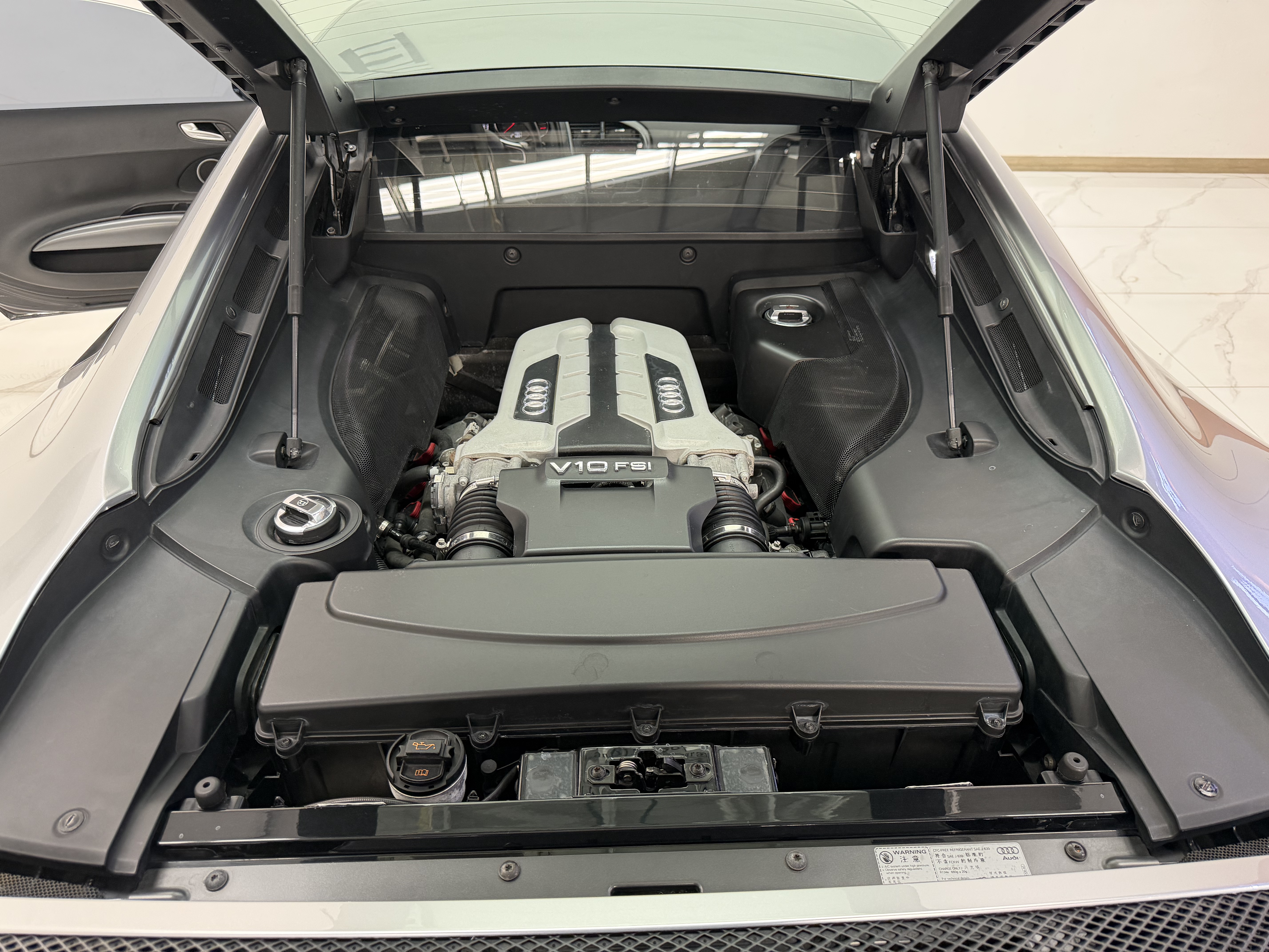 Audi R8 2010 car image #6