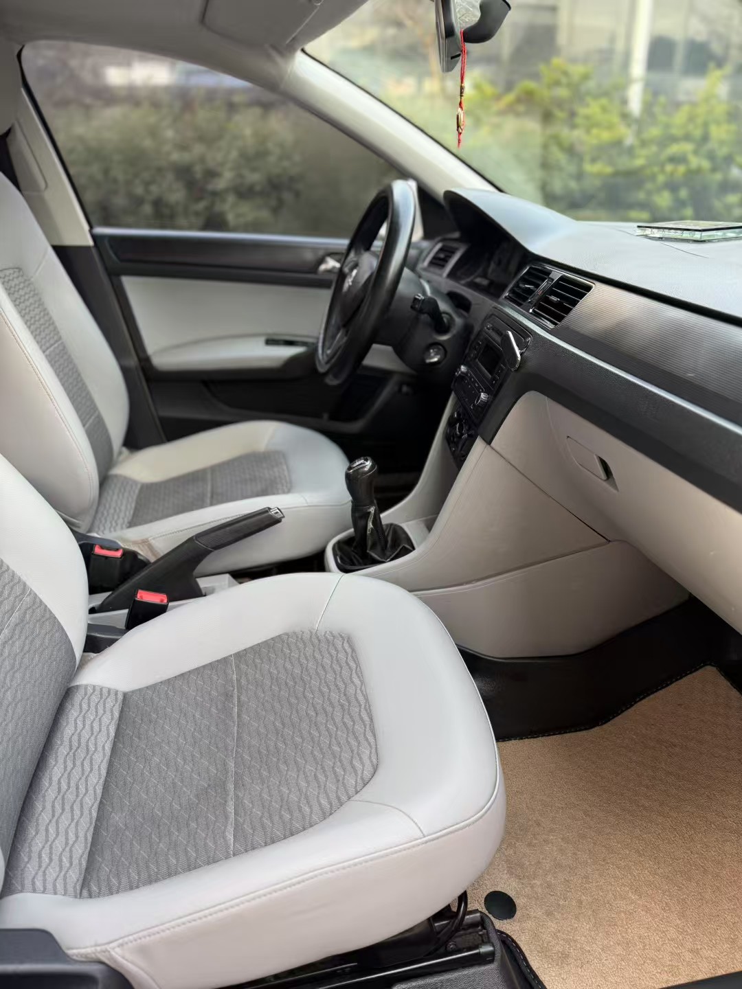 Skoda Rapid 2015 car image #6