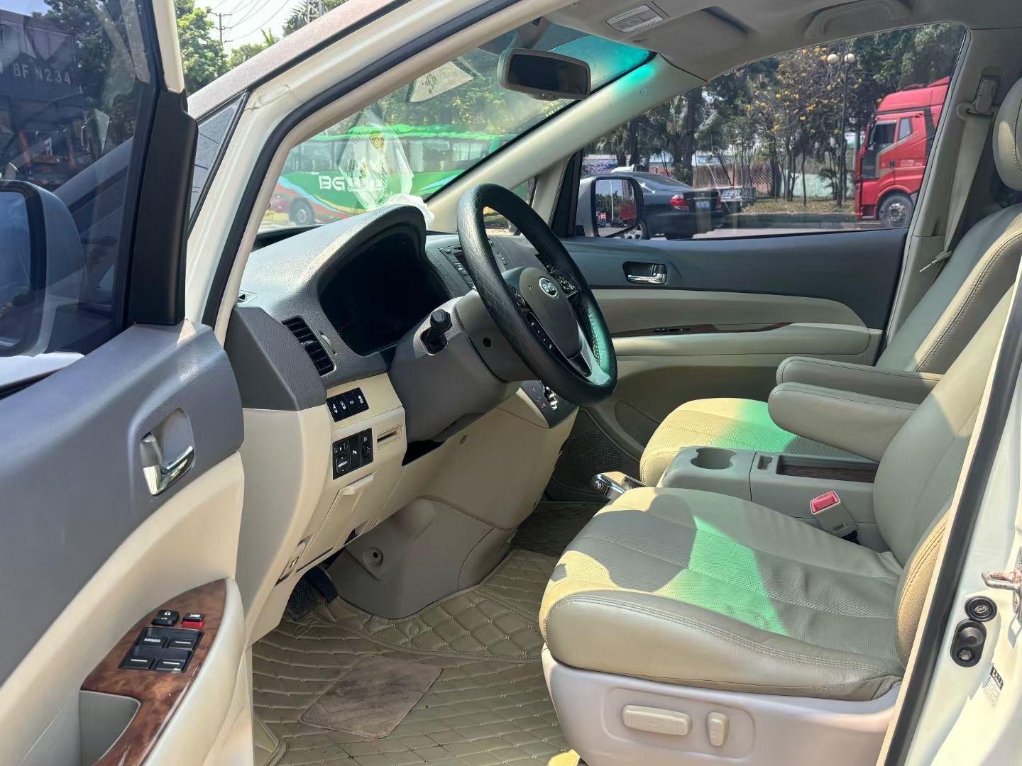 BYD M6 2015 #6 BYD M6 2015 car image #6