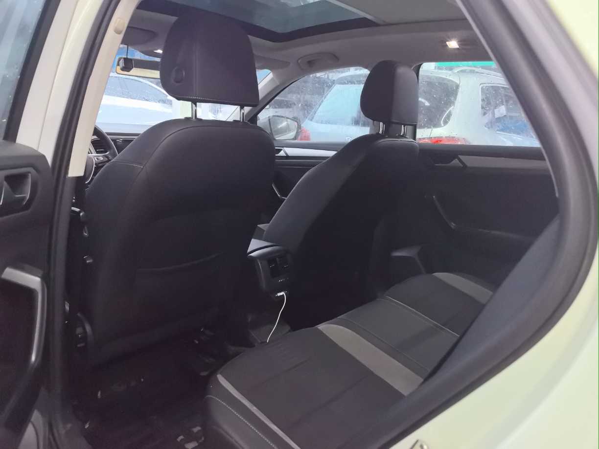 Volkswagen T-Roc 2019 car image #6