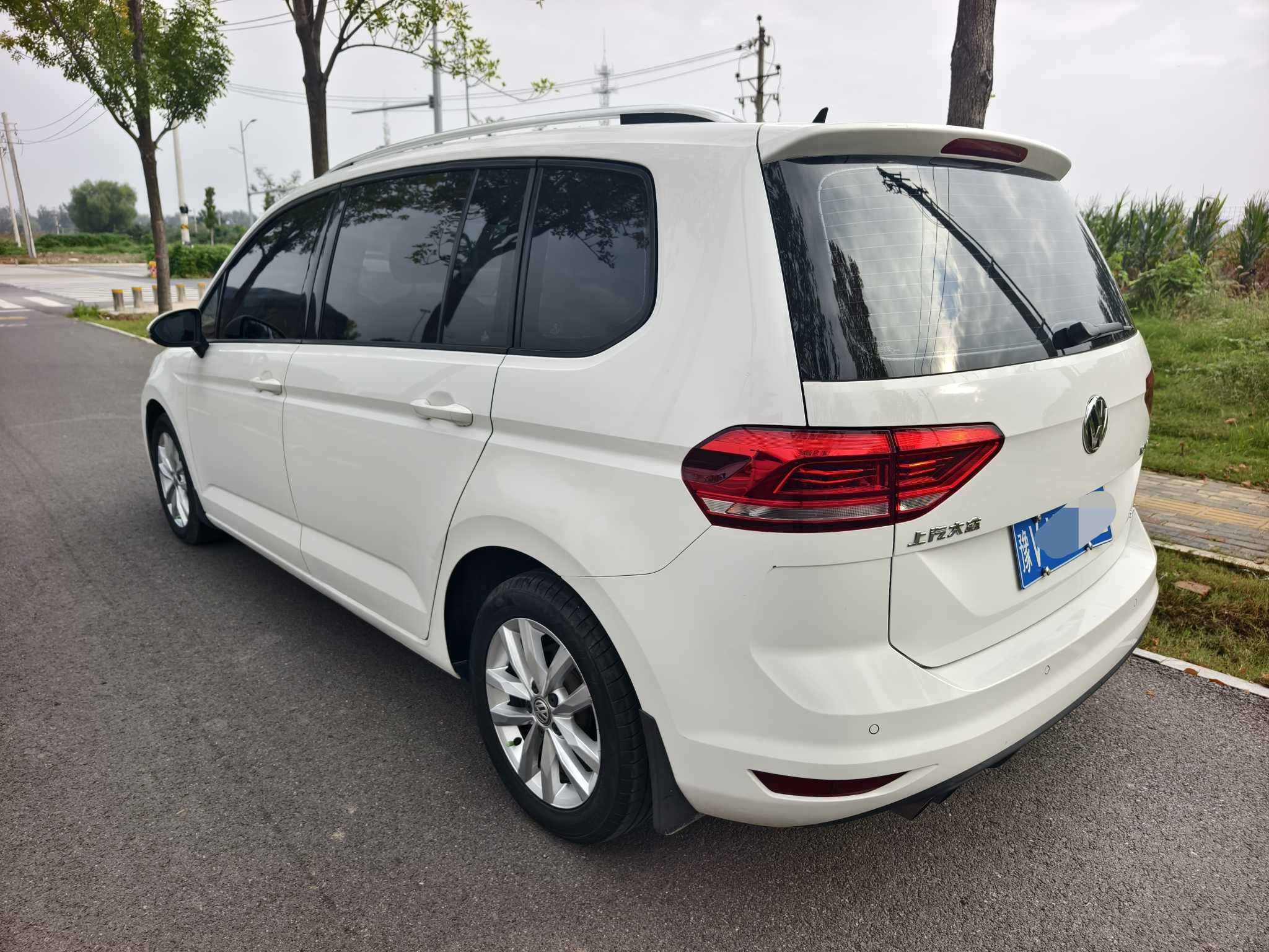 Volkswagen Touran 2018 car image #6