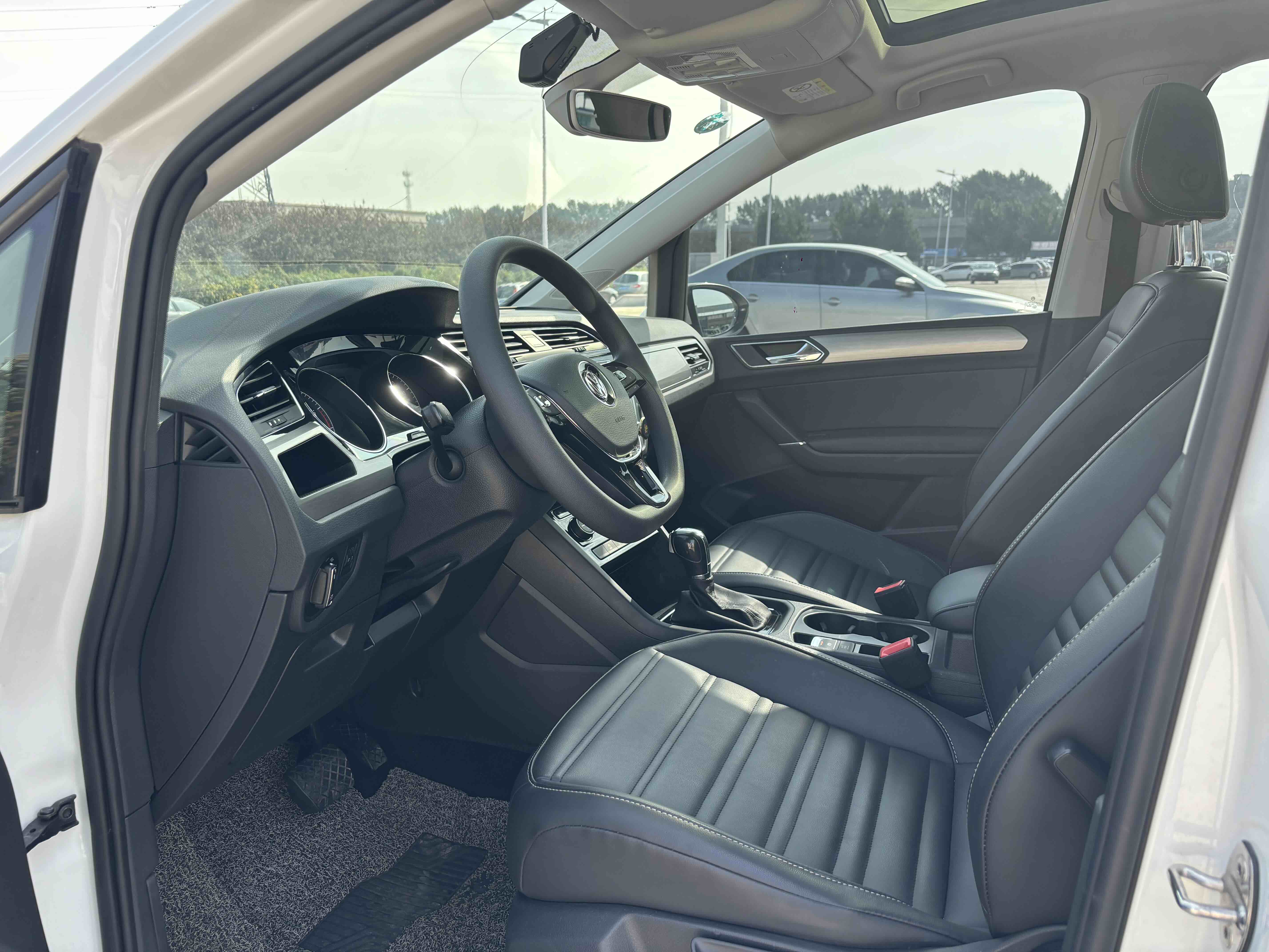 Volkswagen Touran 2018 car image #6