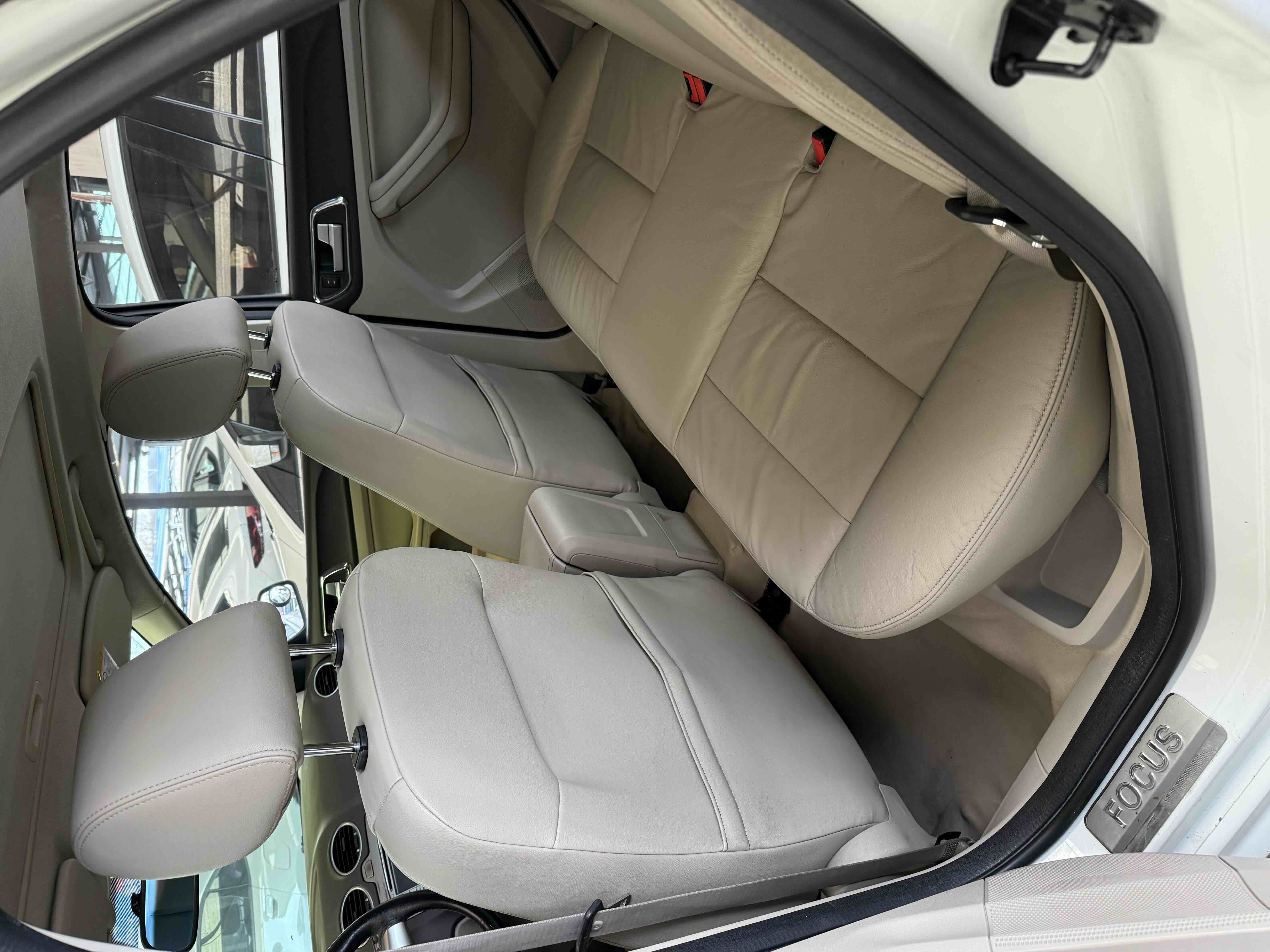 Ford Focus 2014 car image #6