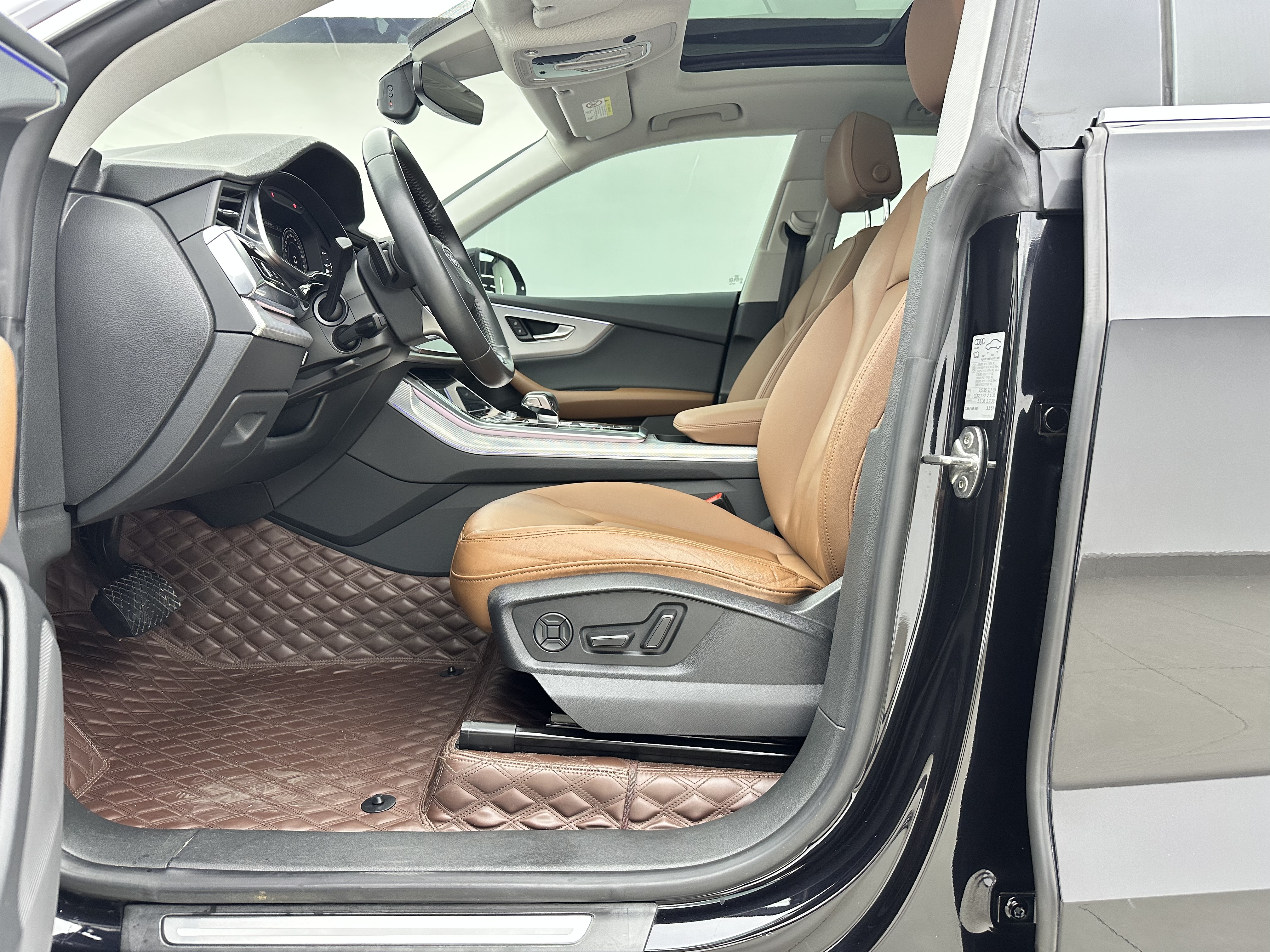 Audi Q8 2021 car image #6