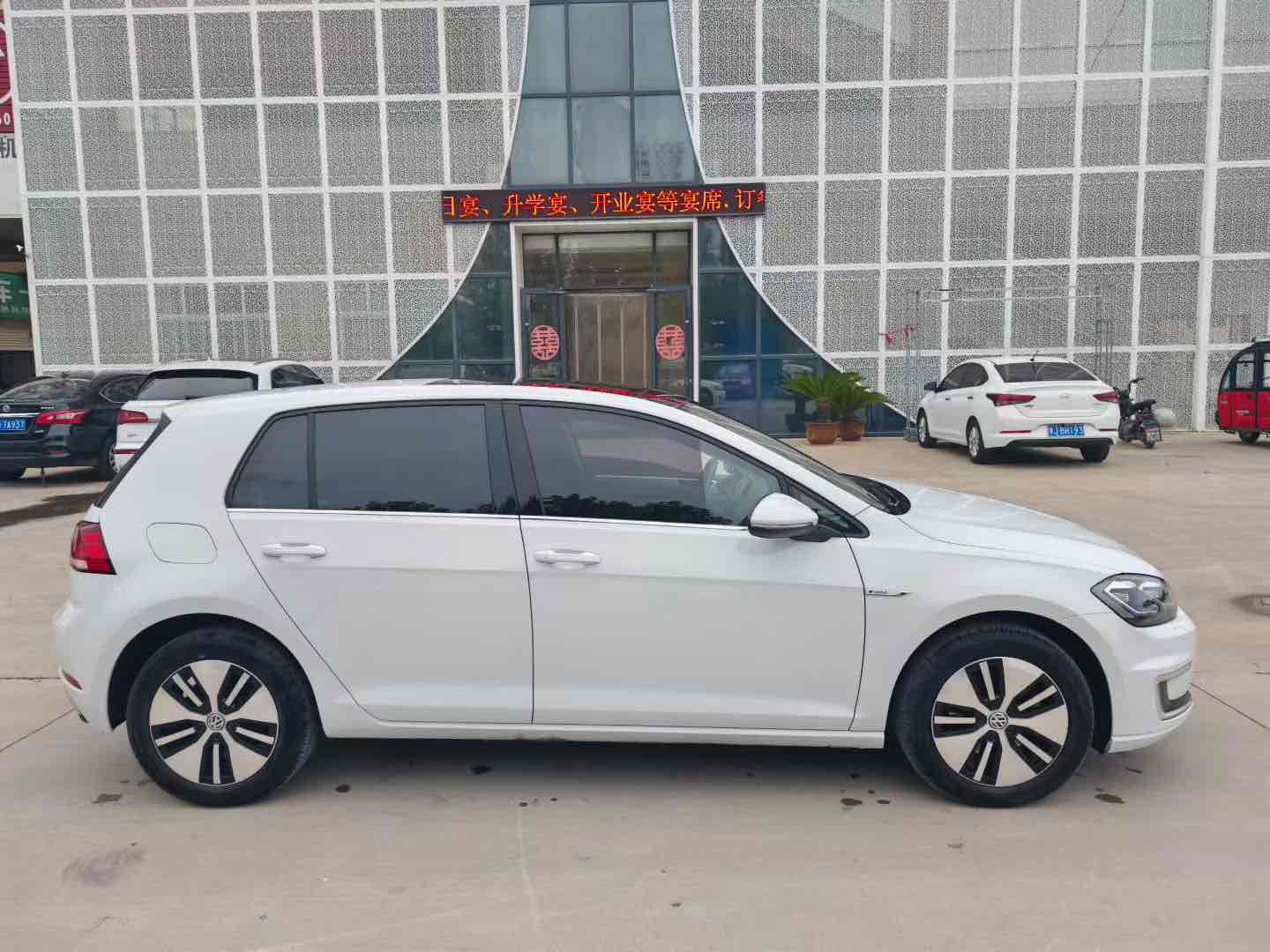Volkswagen Golf Pure Electric 2020 car image #6
