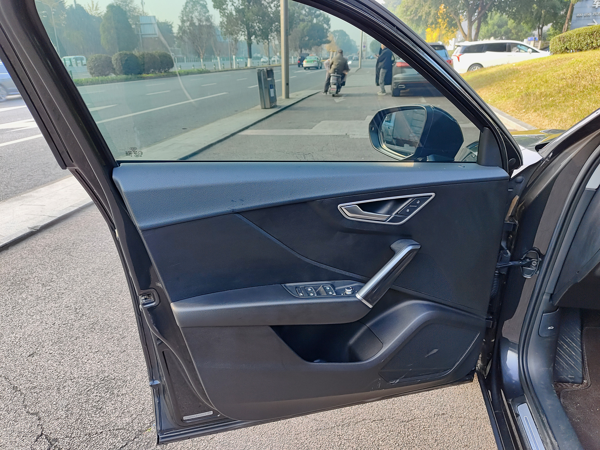 Audi Q2L e-tron 2020 car image #6