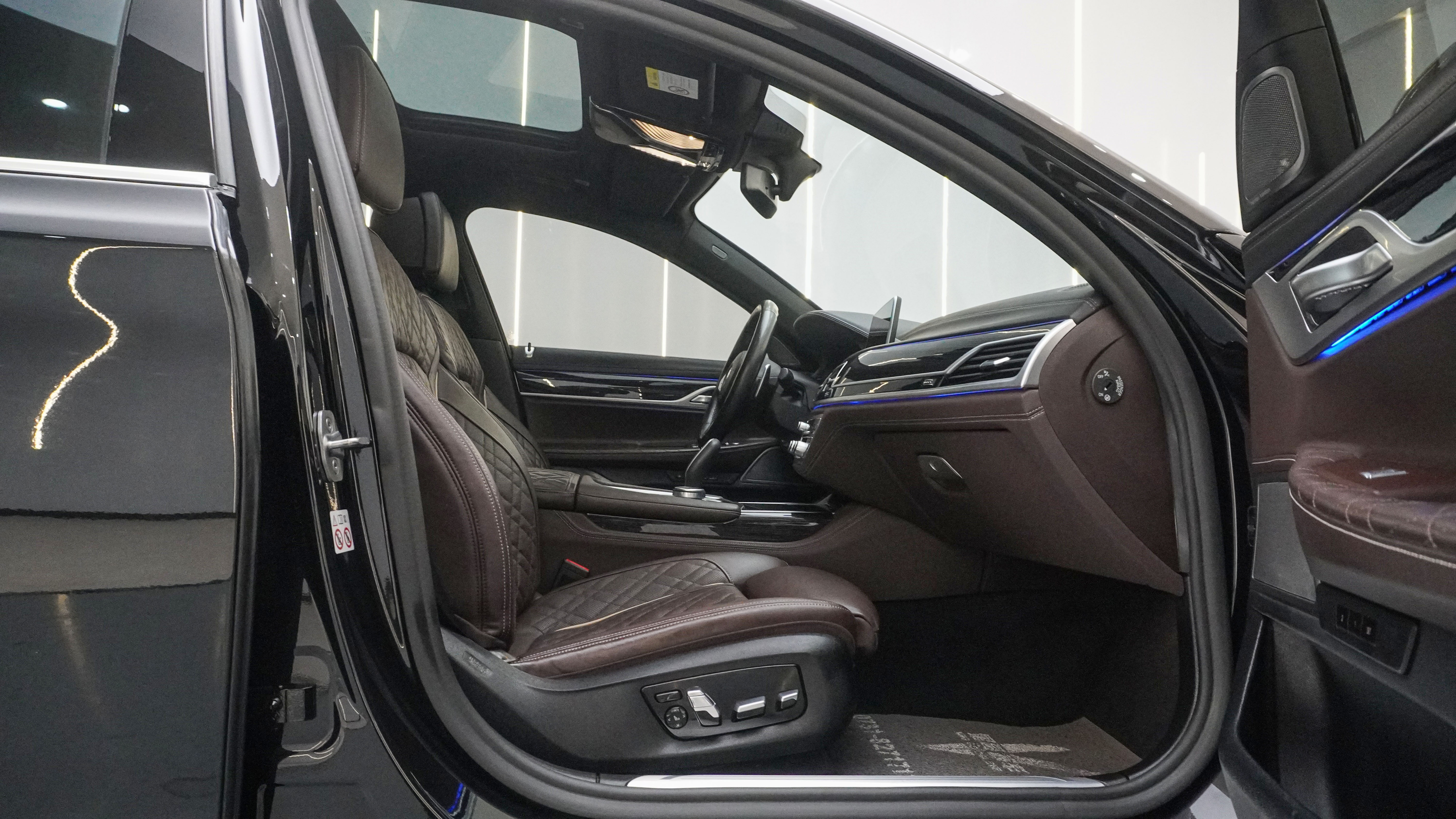 BMW 7 Series 2020 car image #6