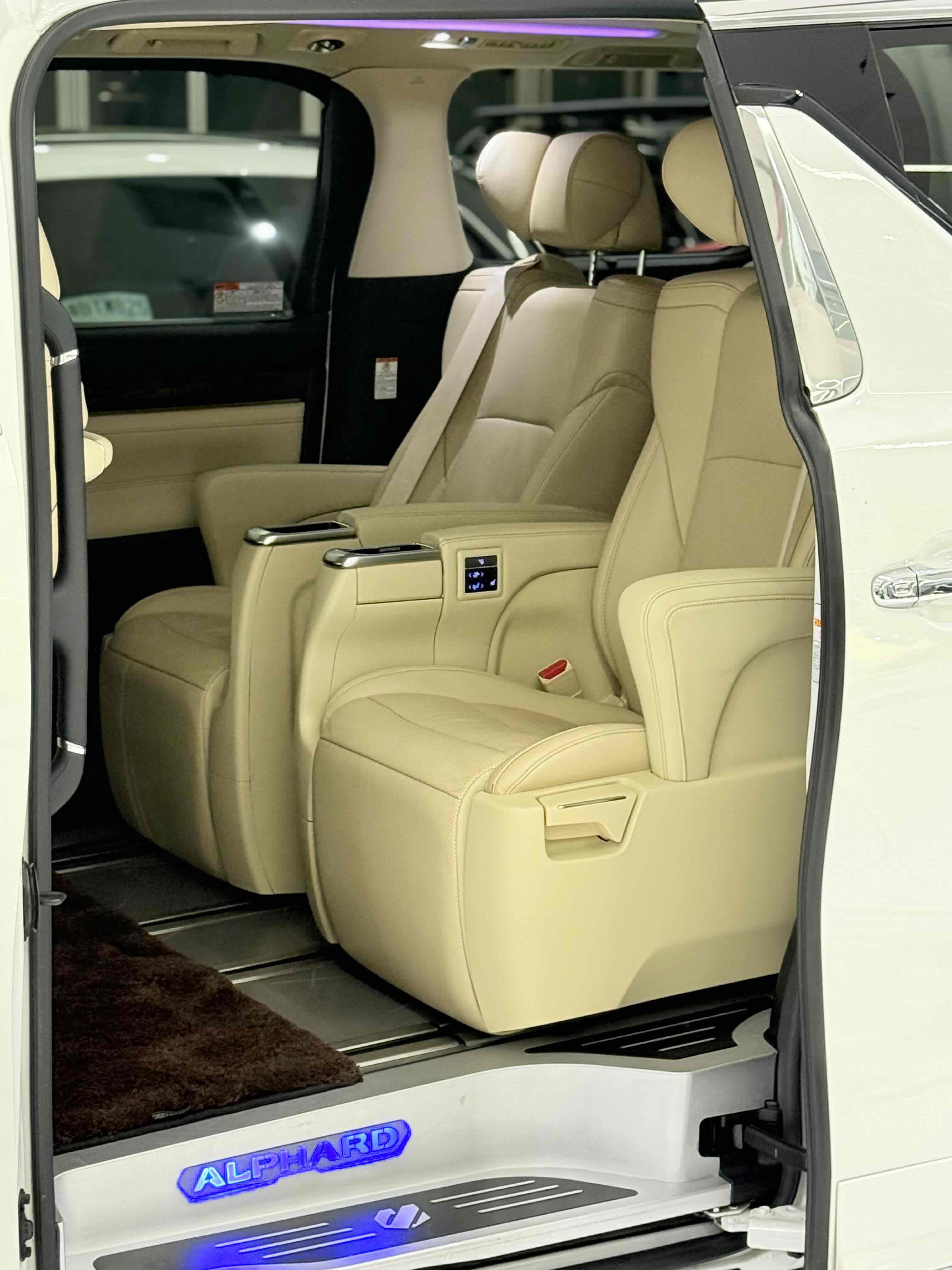 Toyota Alphard 2020 car image #6