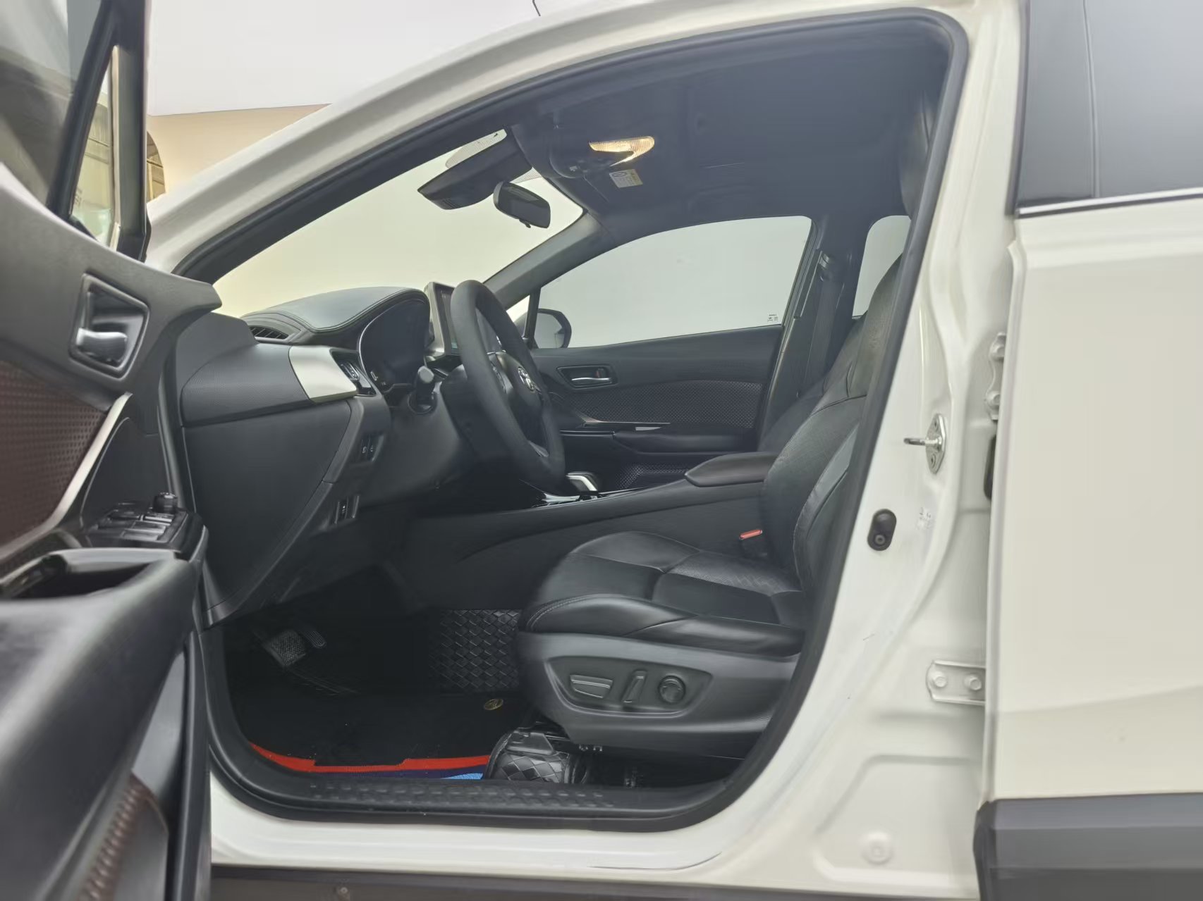 Toyota C-HR EV 2020 immagine di auto #6