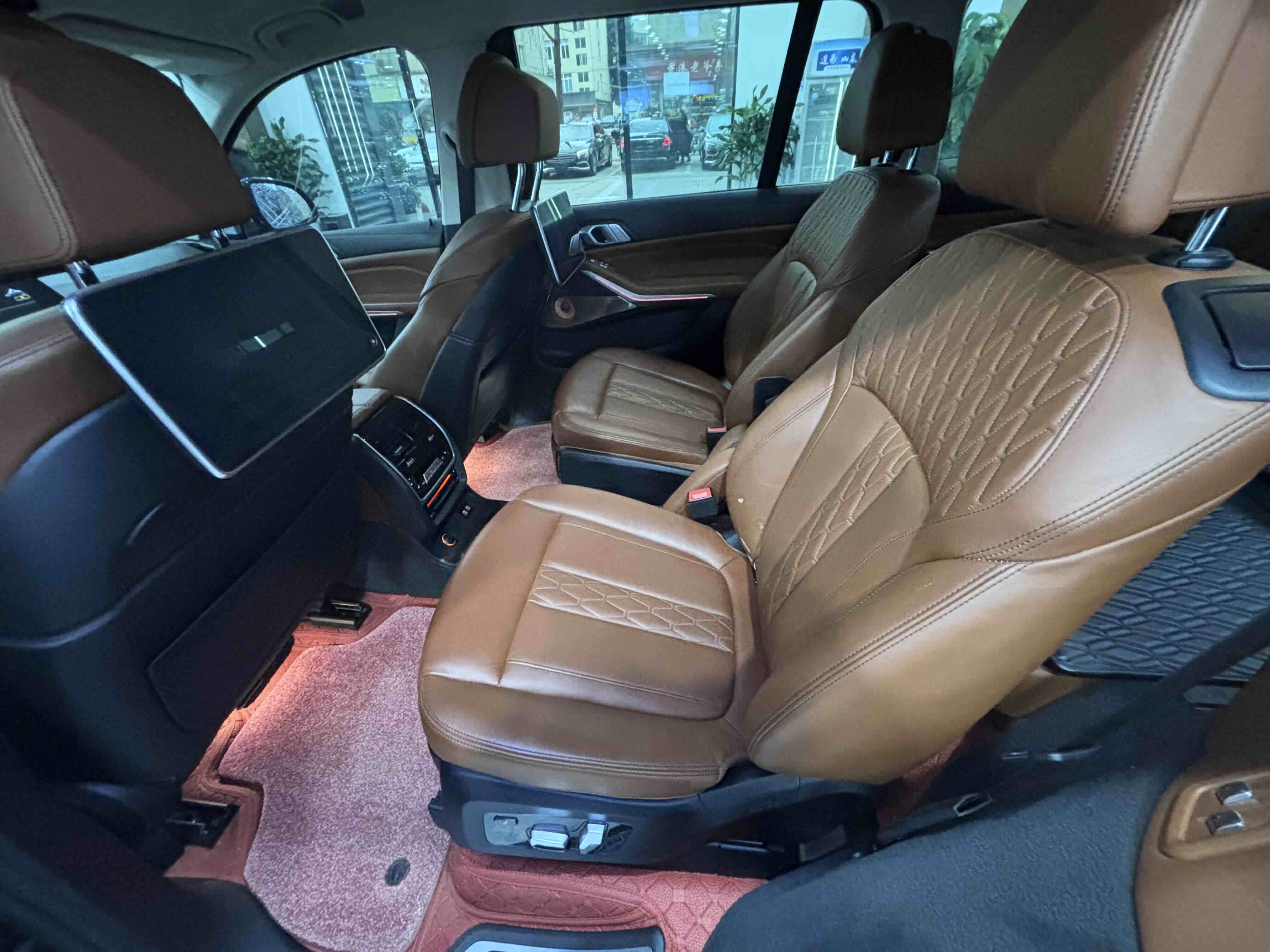 BMW X7 2021 car image #6