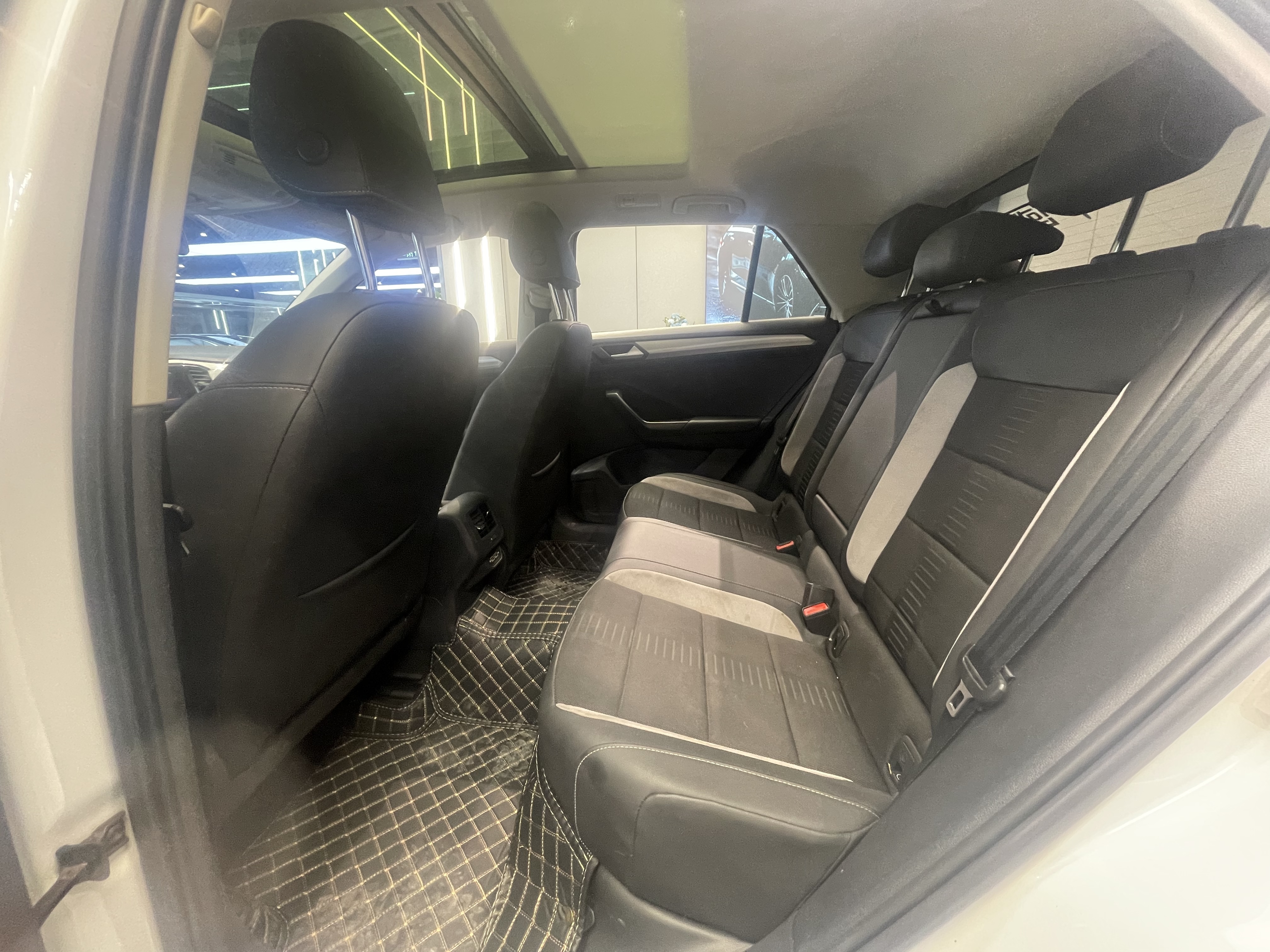 Volkswagen T-Roc 2021 car image #6