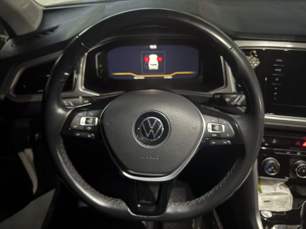 Volkswagen T-Roc 2022 car image #6