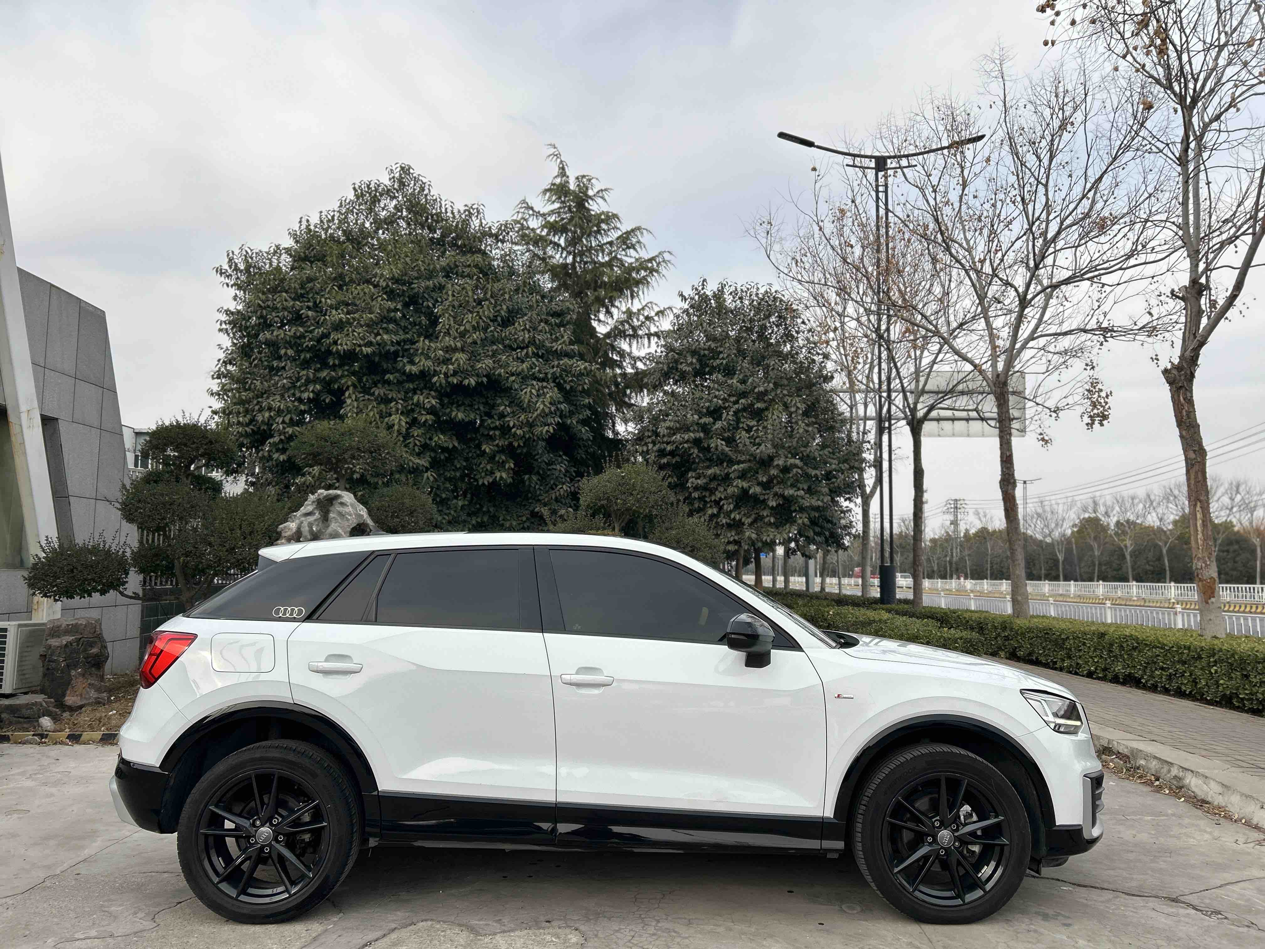 Audi Q2L 2021 car image #6