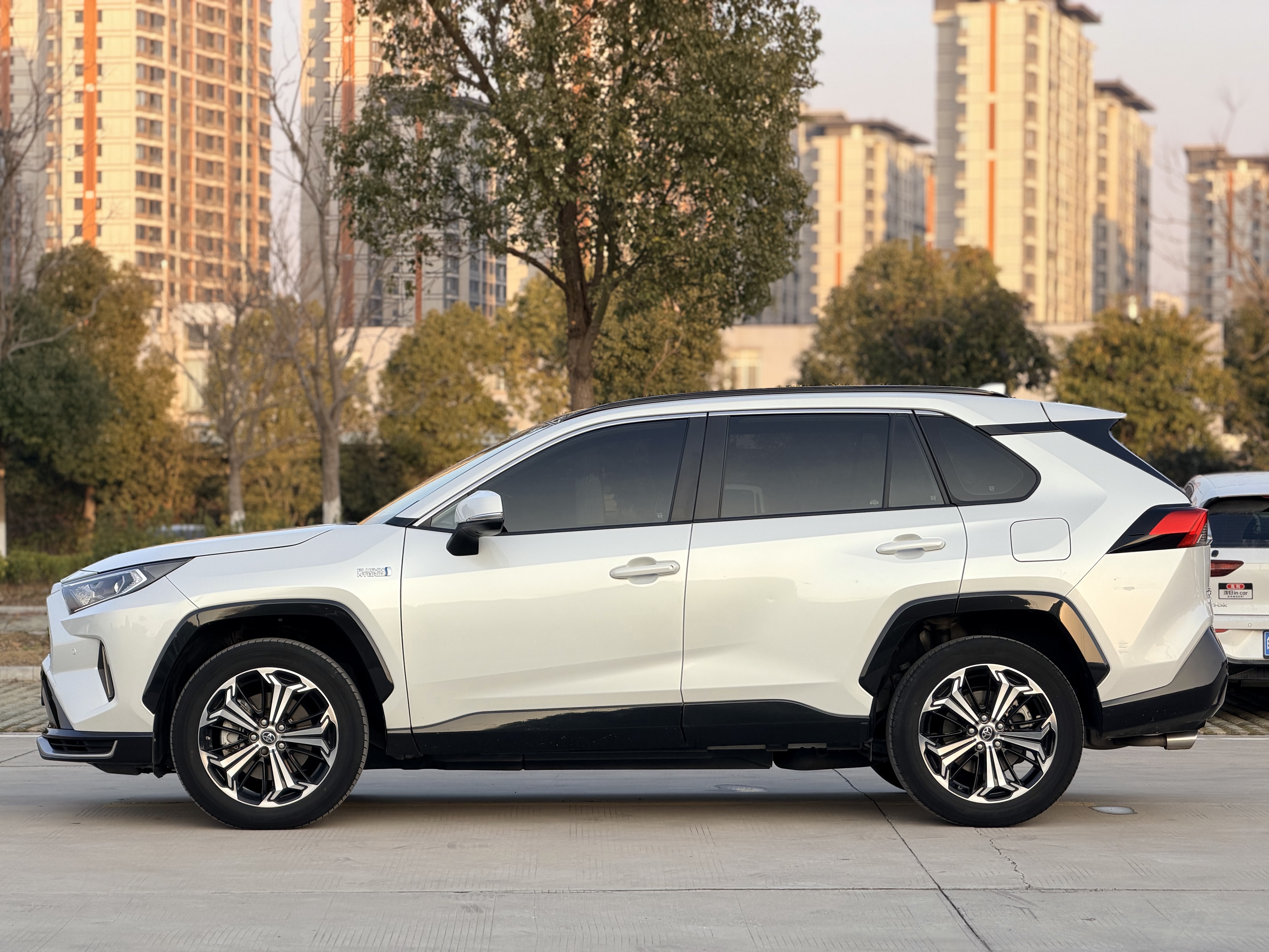 Toyota RAV4 Hybird E+ 2021 immagine di auto #6