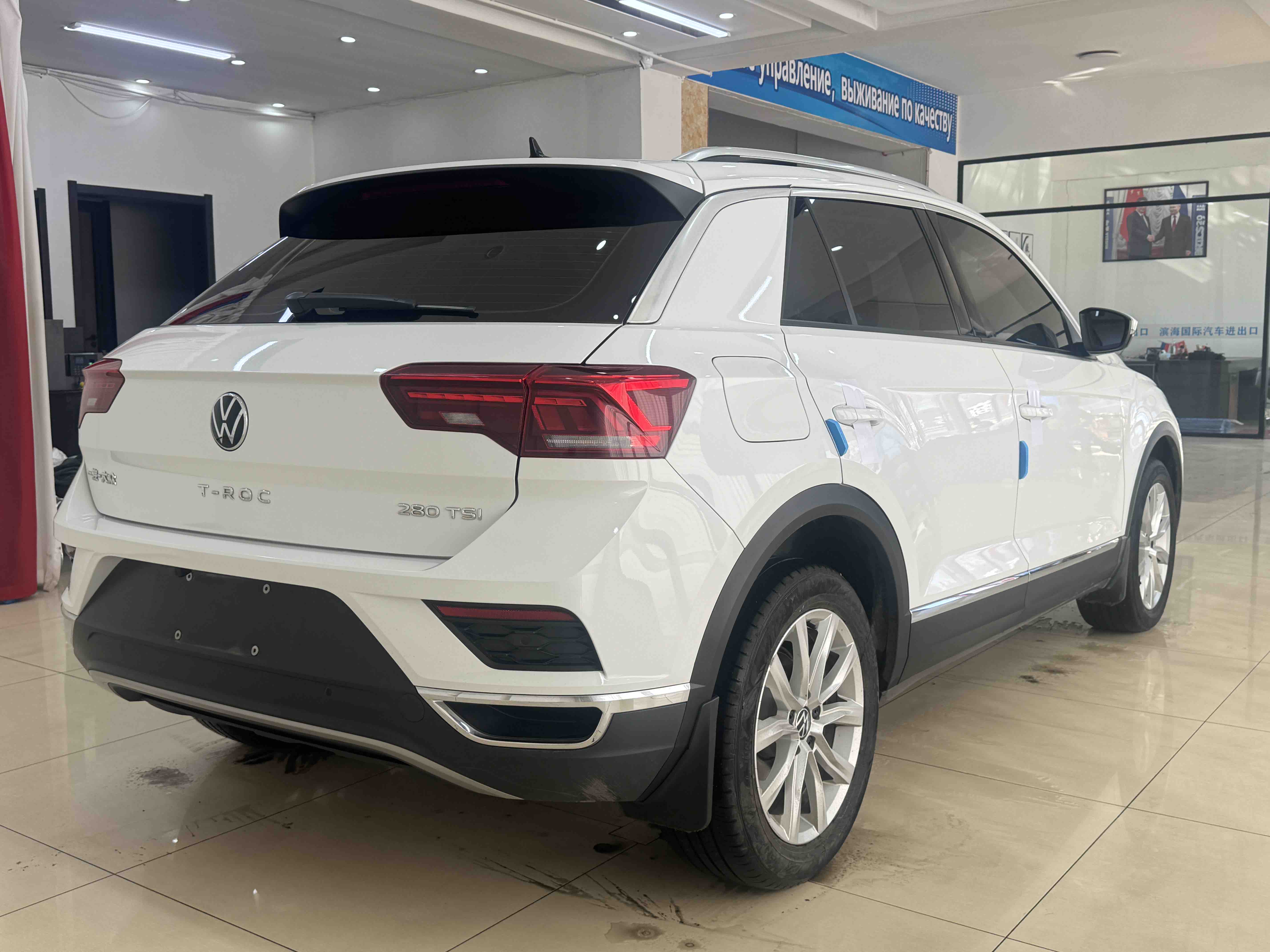 Volkswagen T-Roc 2021 car image #6