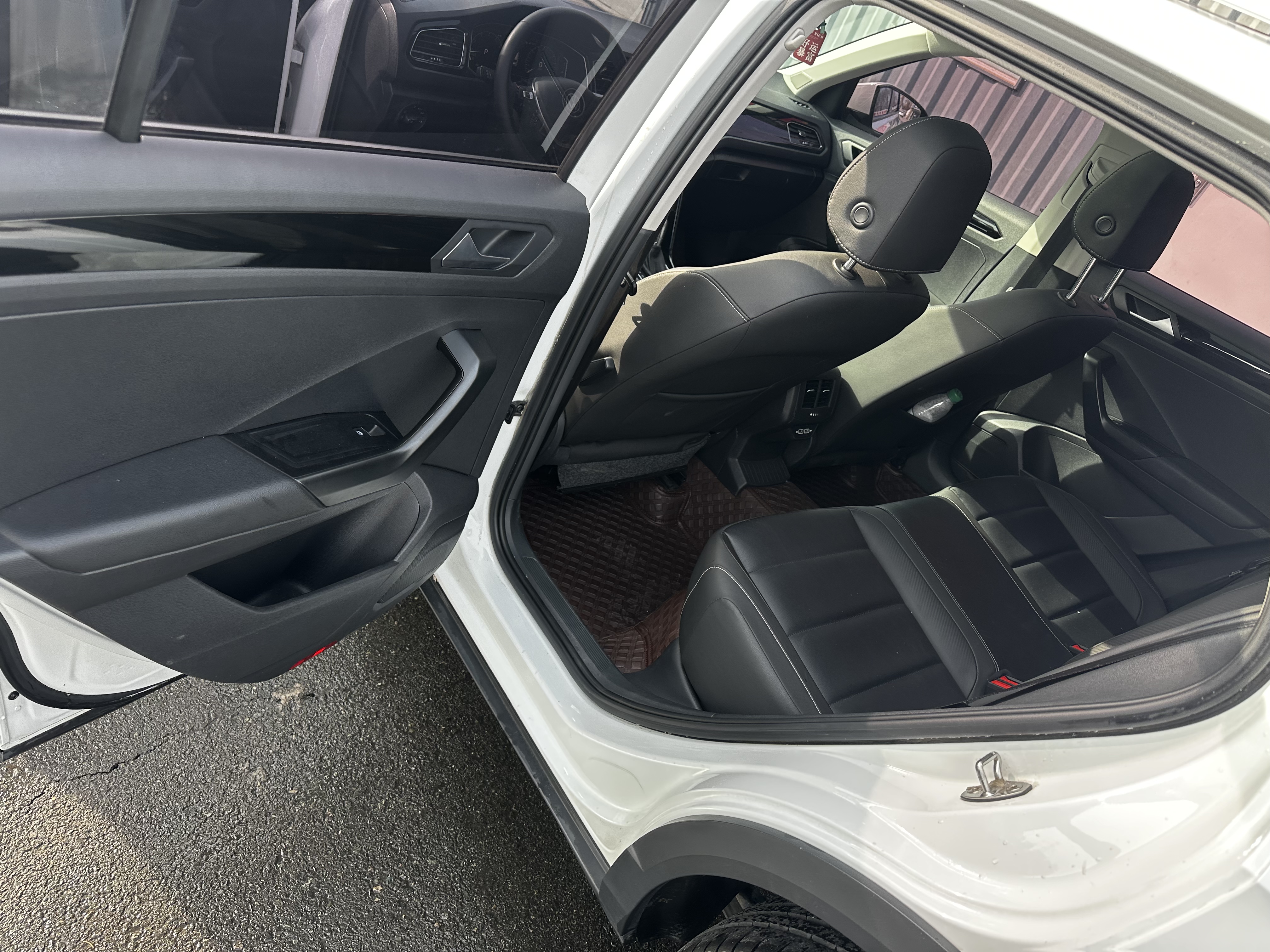 Volkswagen T-Roc 2022 car image #6