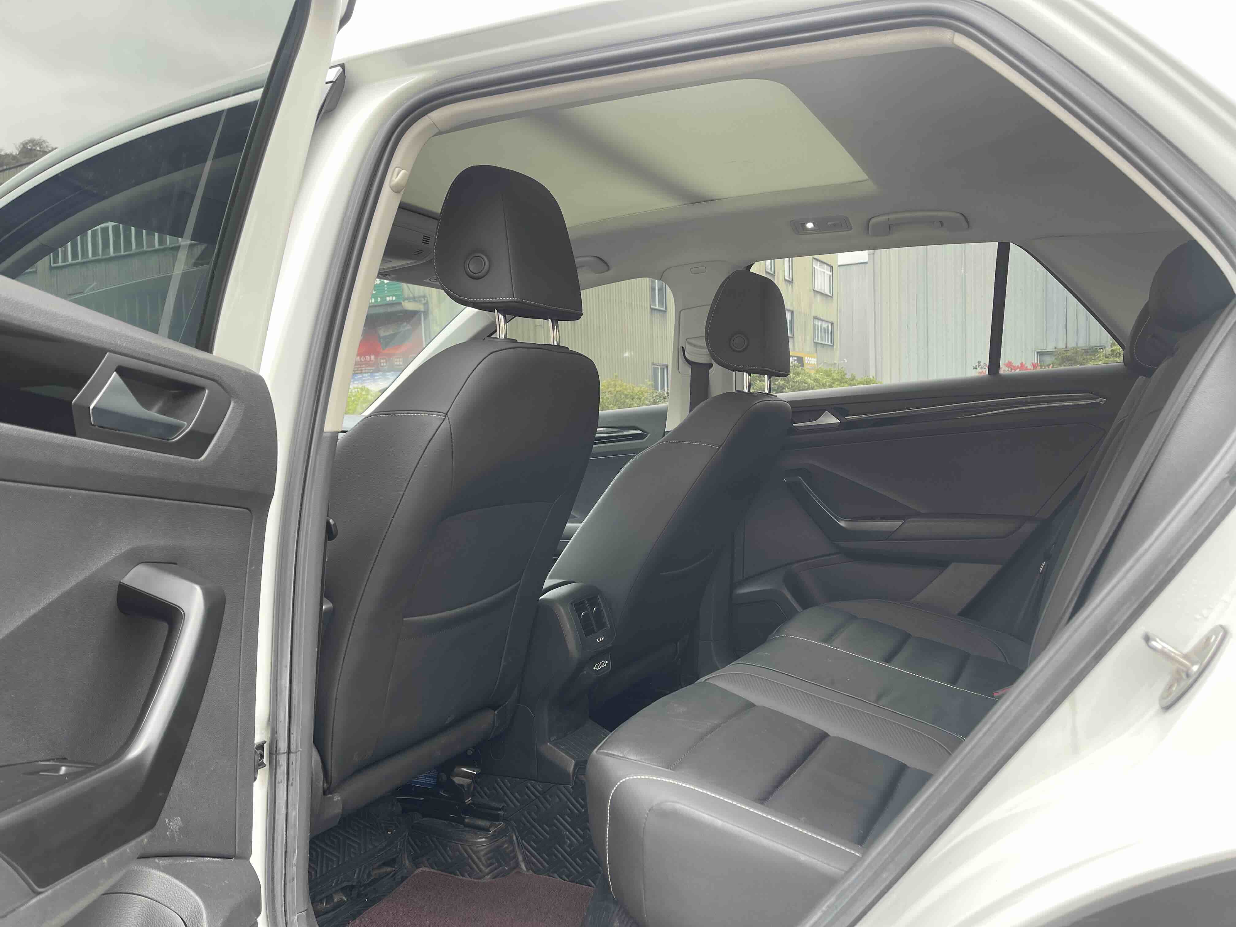 Volkswagen T-Roc 2021 car image #6