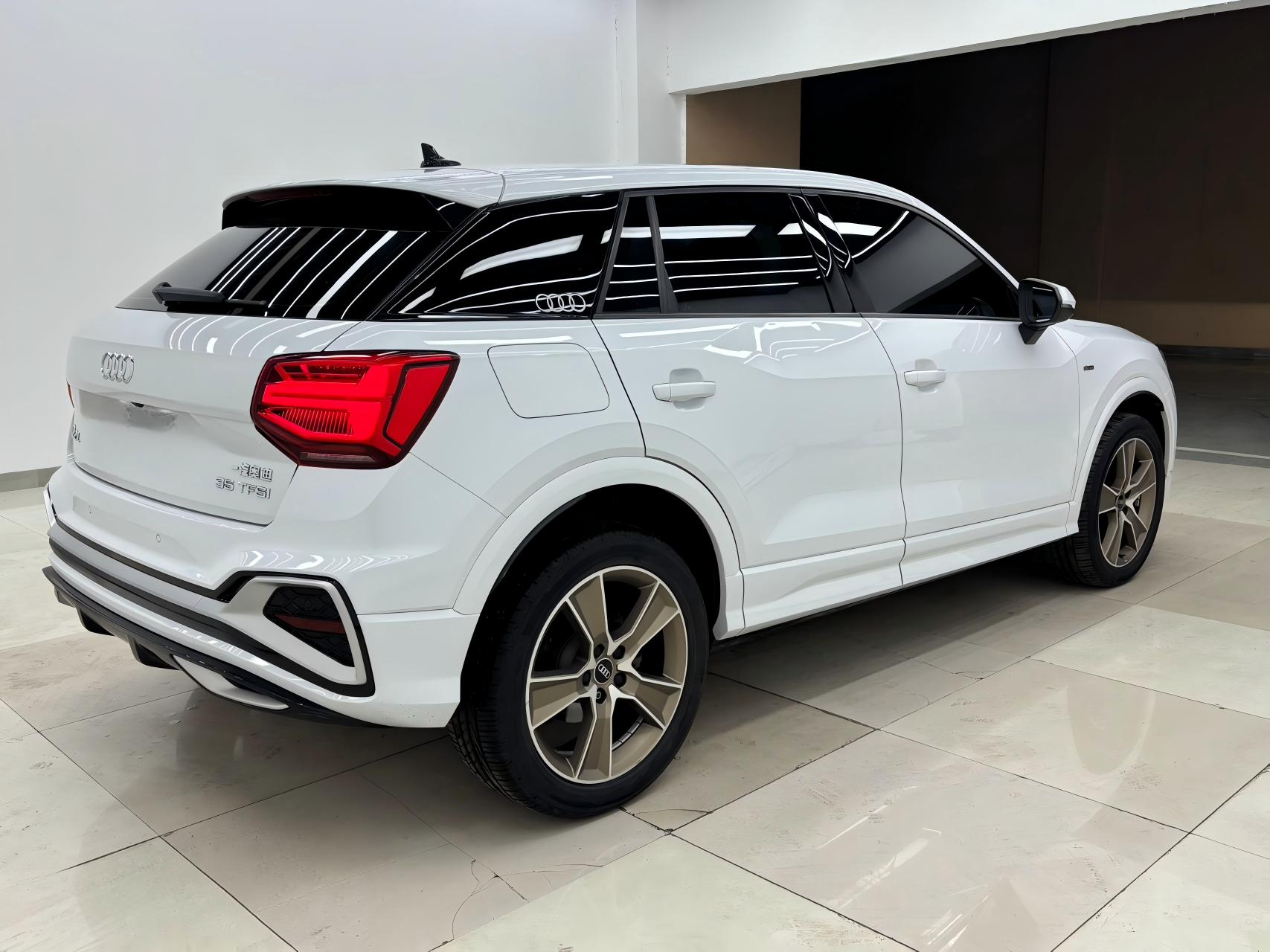 Audi Q2L 2021 car image #6